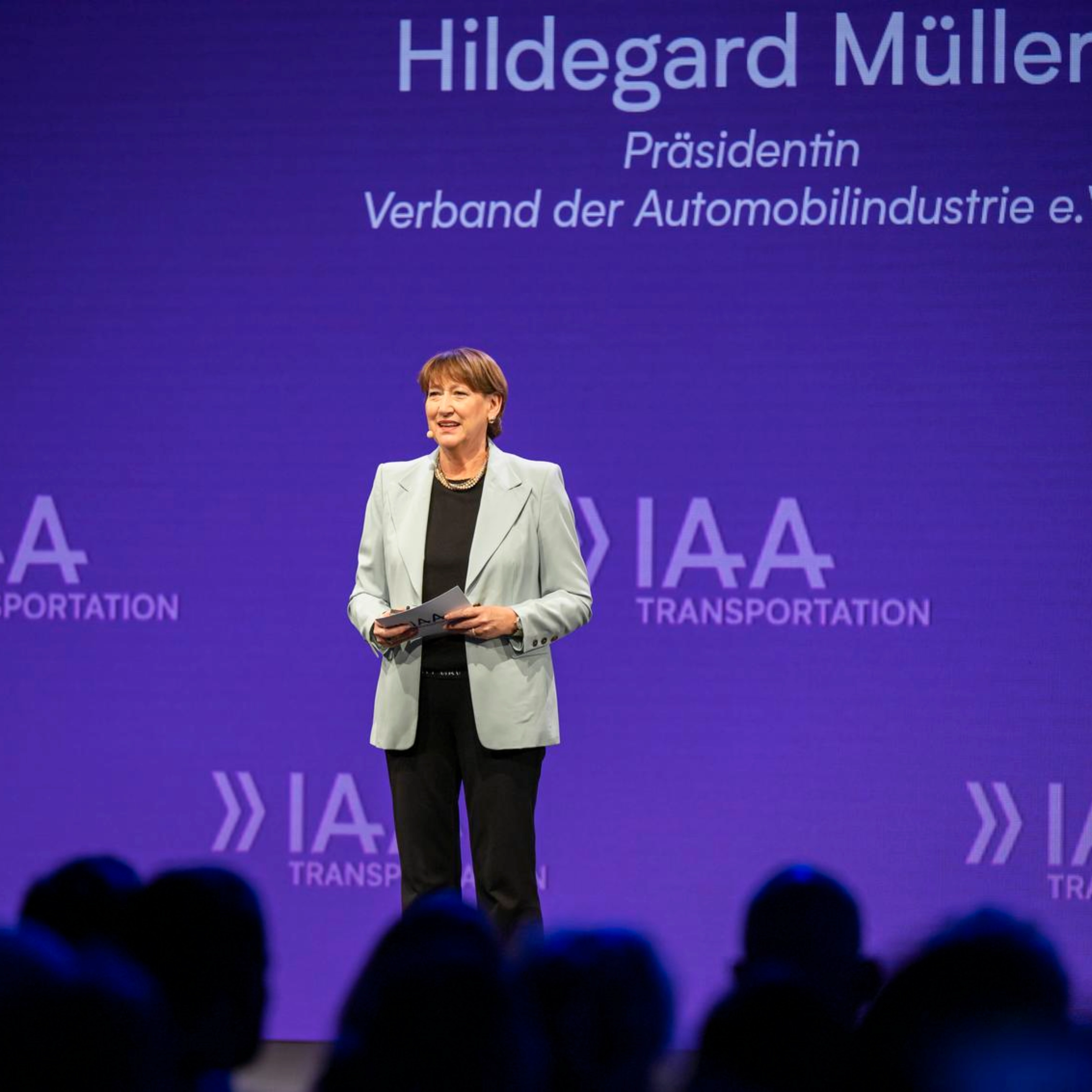 Hildegard Müller spricht auf der Bühne der IAA Transportation.