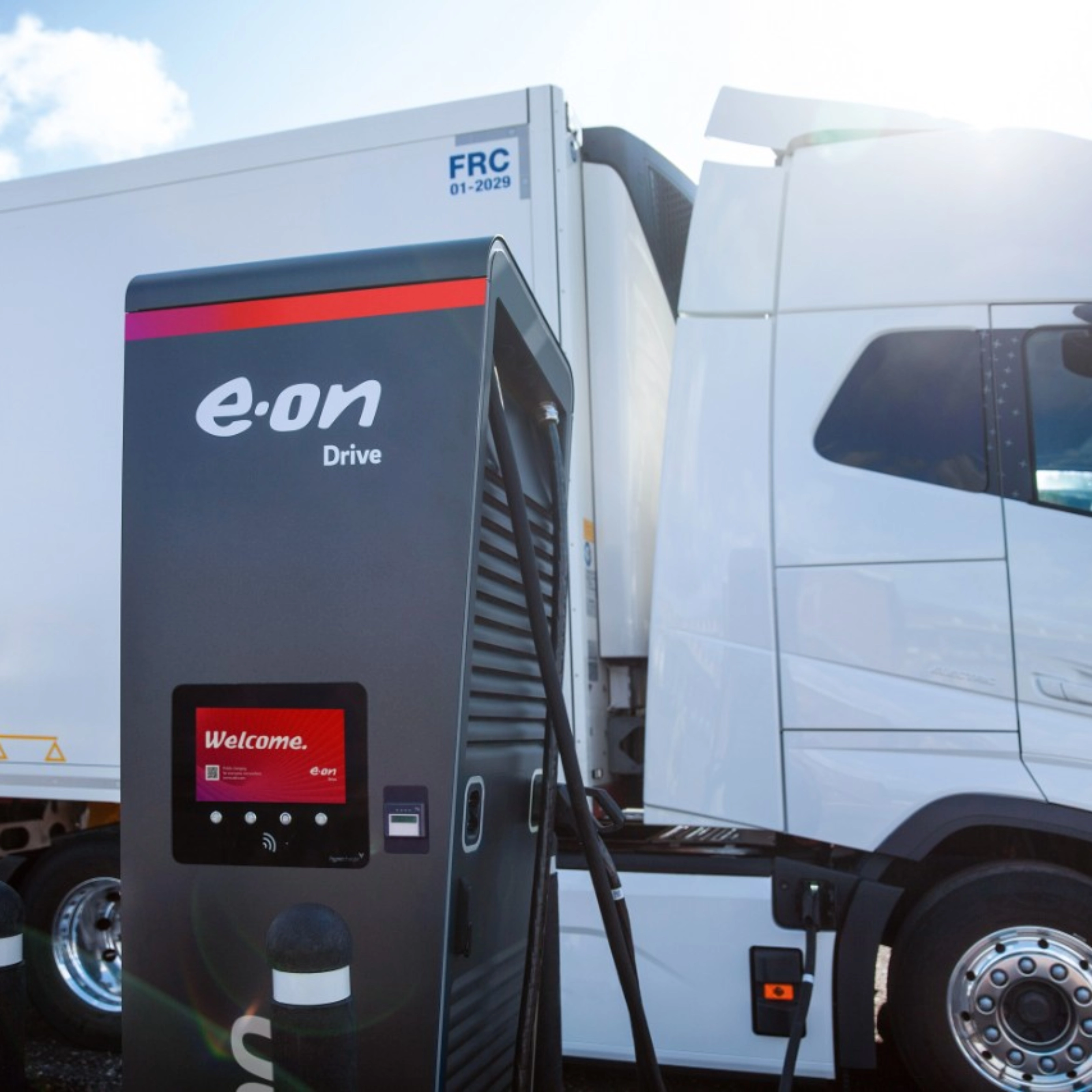 E.ON Drive Ladesäule lädt einen elektrischen Lkw.