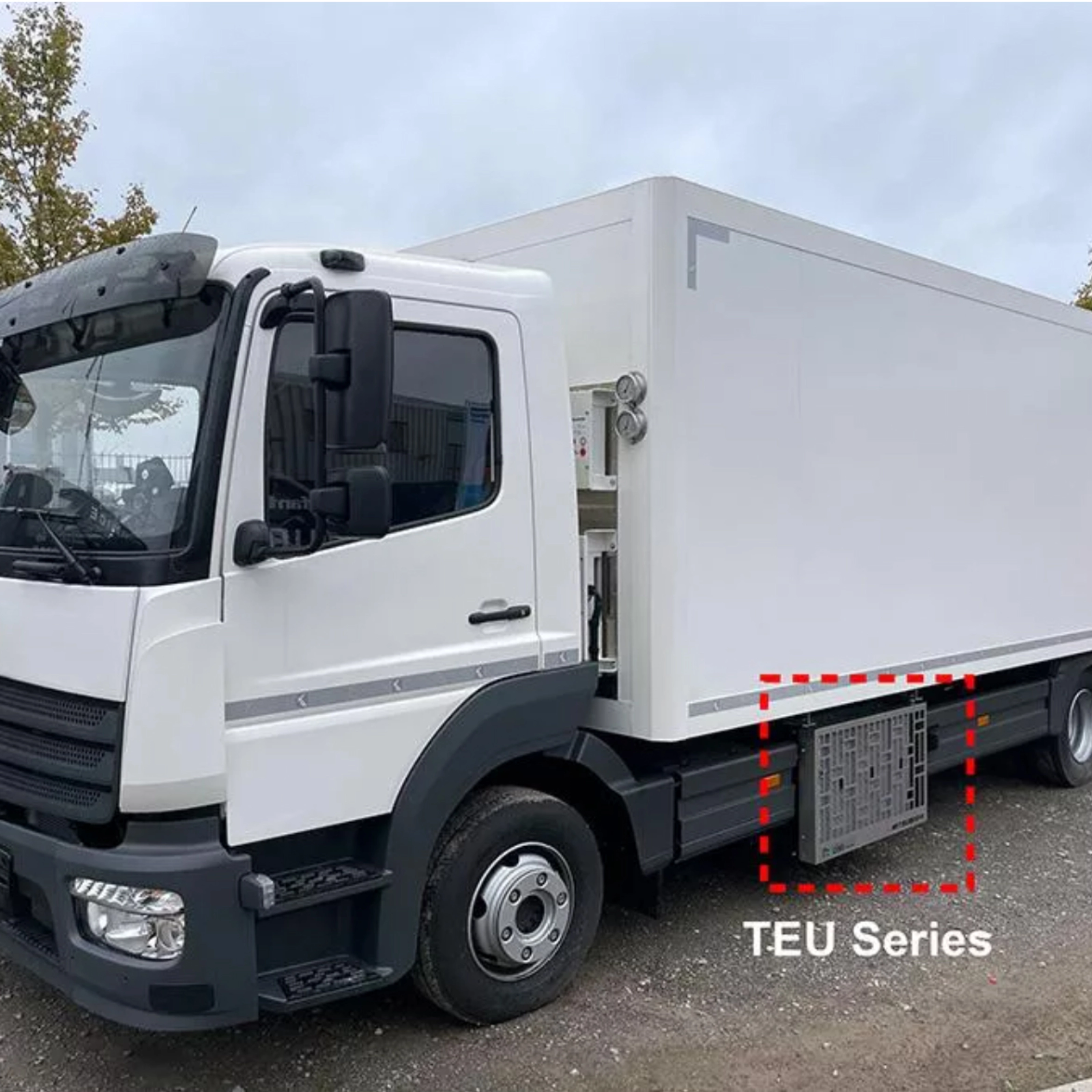 Weißer Mitsubishi Heavy Industries Koffer-Lkw mit seitlich montierten TEU-Boxen.
