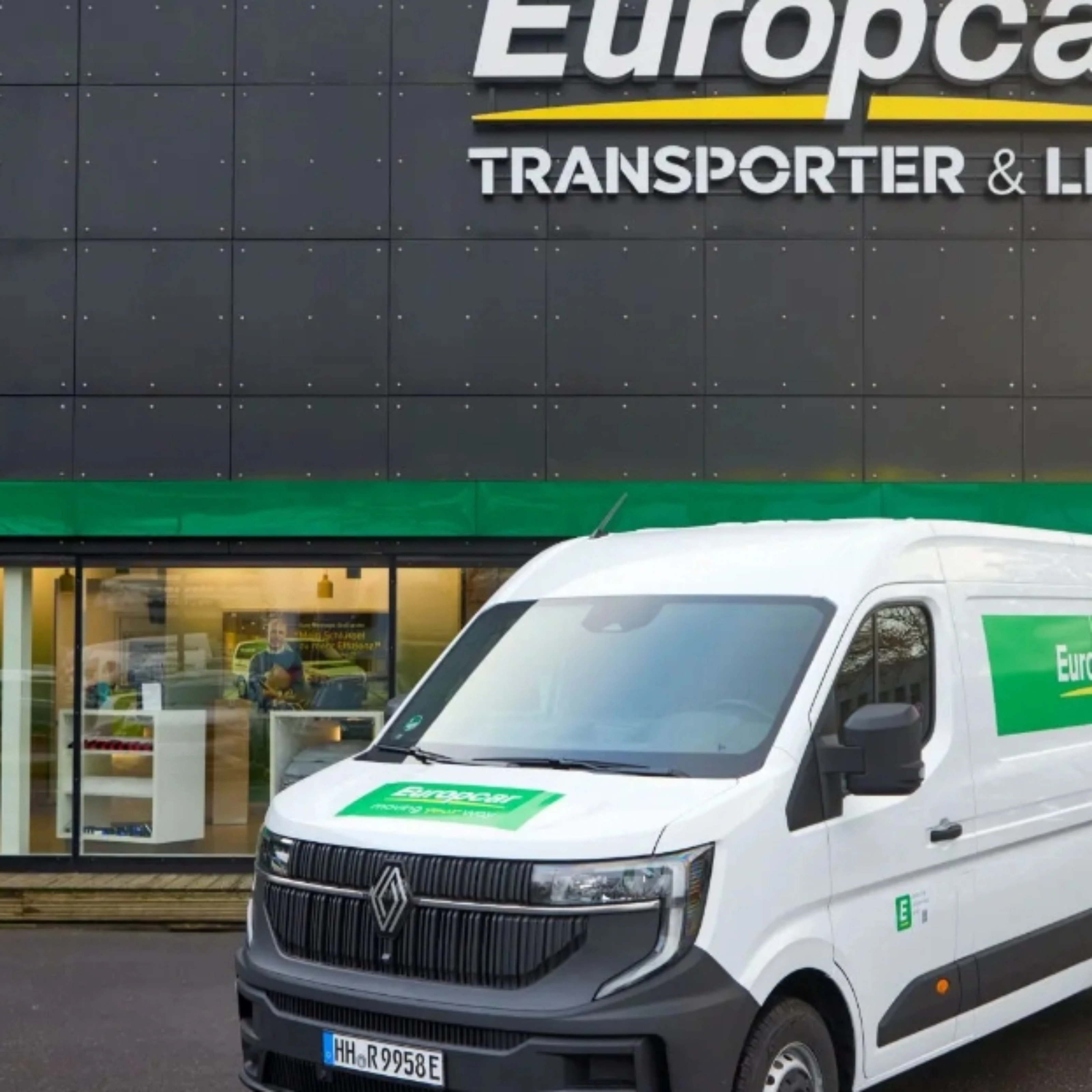 Elektro-Van von Europcar steht vor einem Europcar-Mietzentrum für Transporter und Lkw.