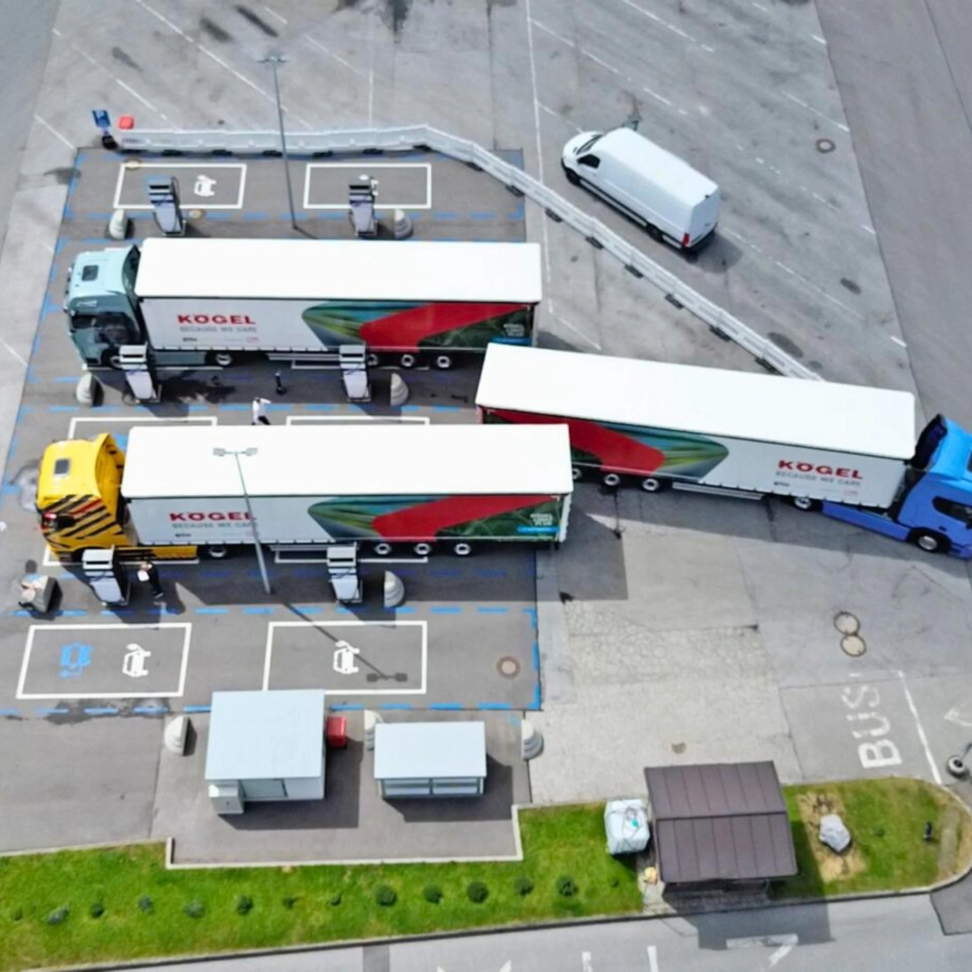 Luftaufnahme von drei Lkw auf einem Logistikgelände.