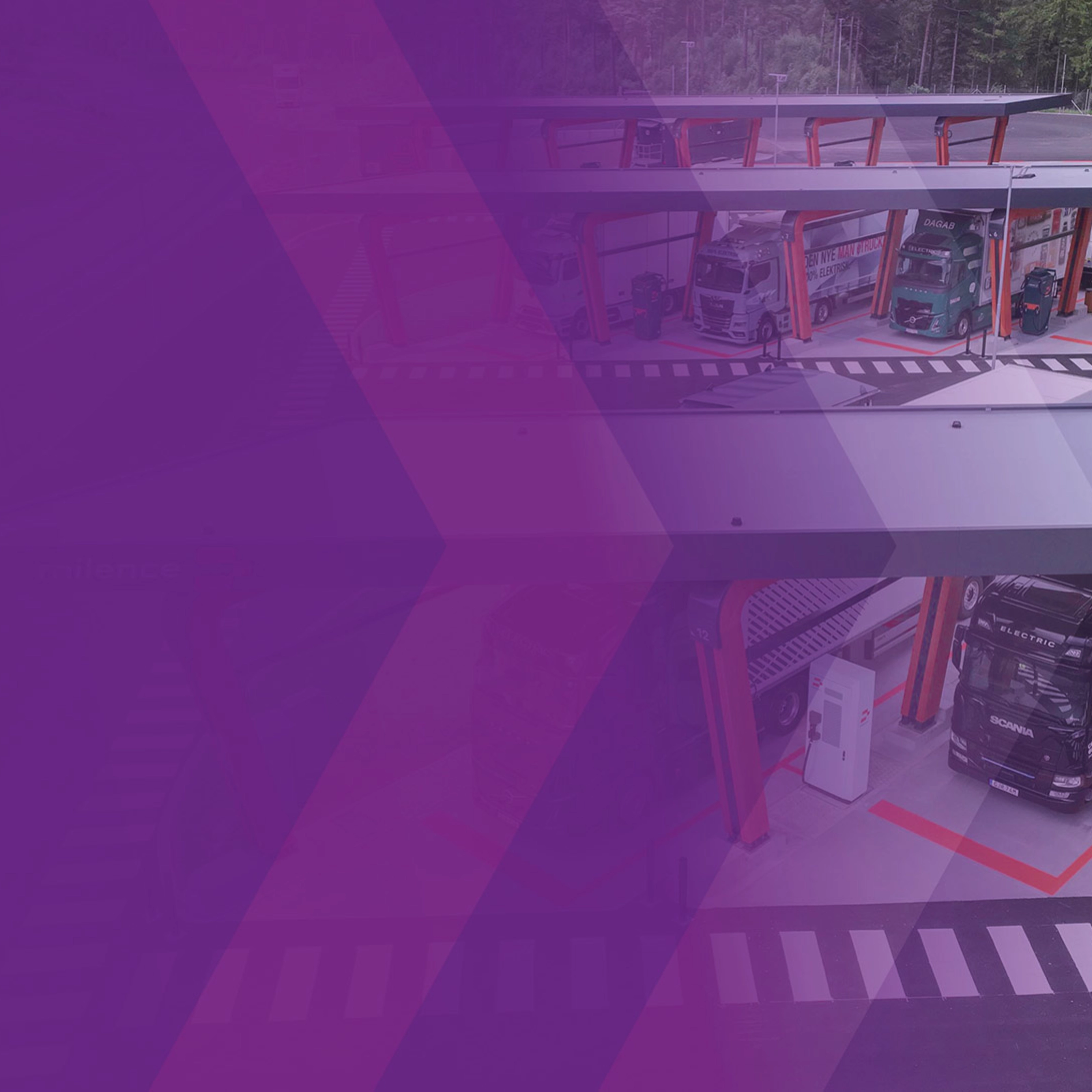 Elektro-Lkw beim Laden an einer Milence-Ladestation.