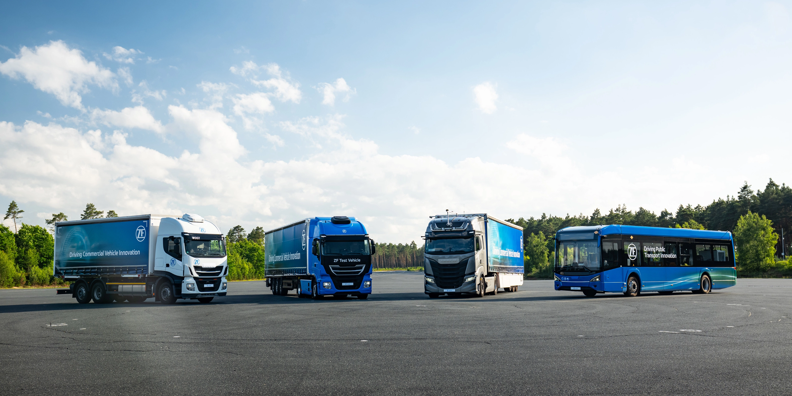ZF-Testfahrzeuge und ein Bus auf einem Testgelände für Transportinnovation.