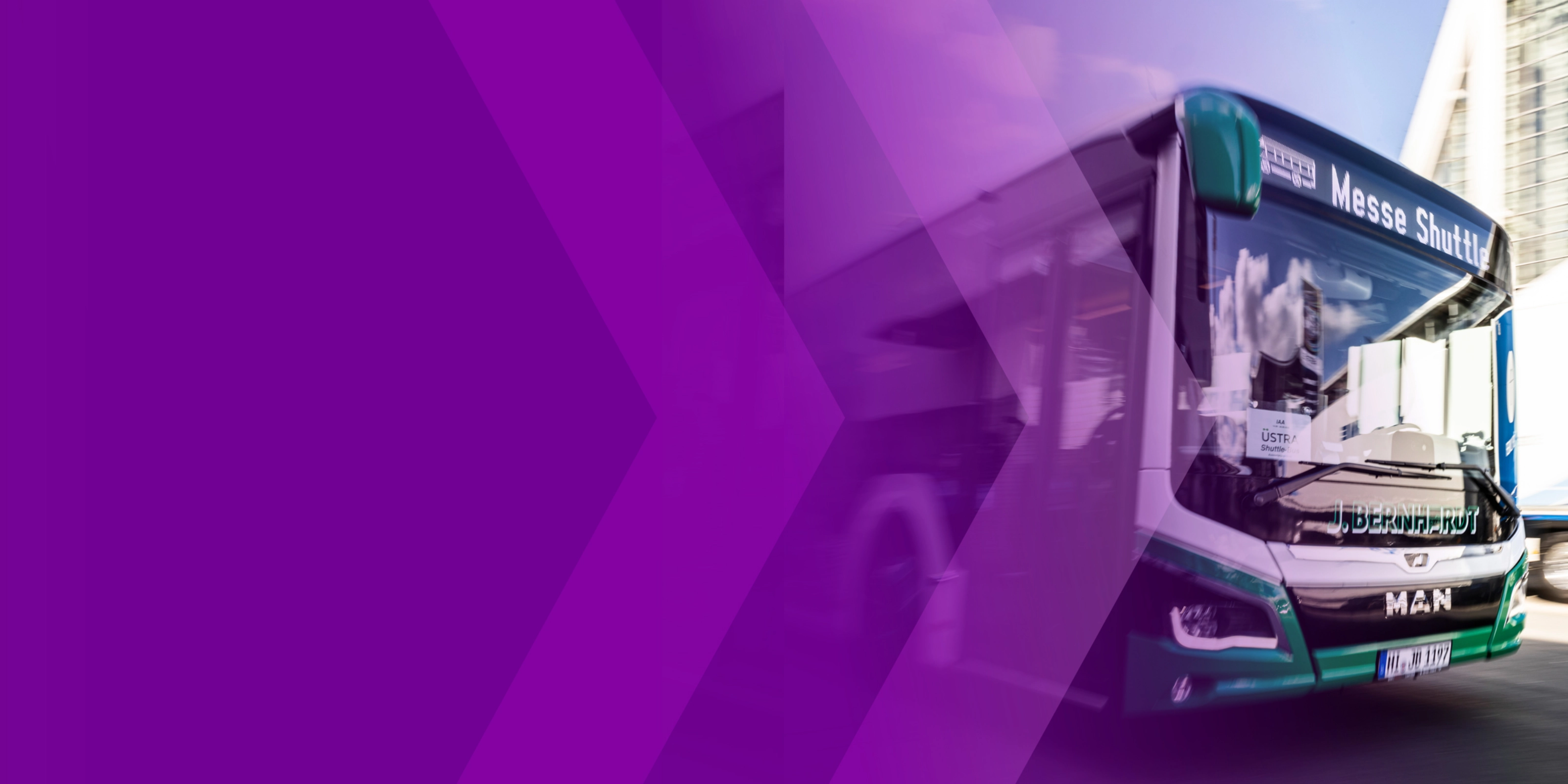 Messe-Shuttlebus fährt an einem Messegebäude vorbei, überlagert von violetten Pfeilen.