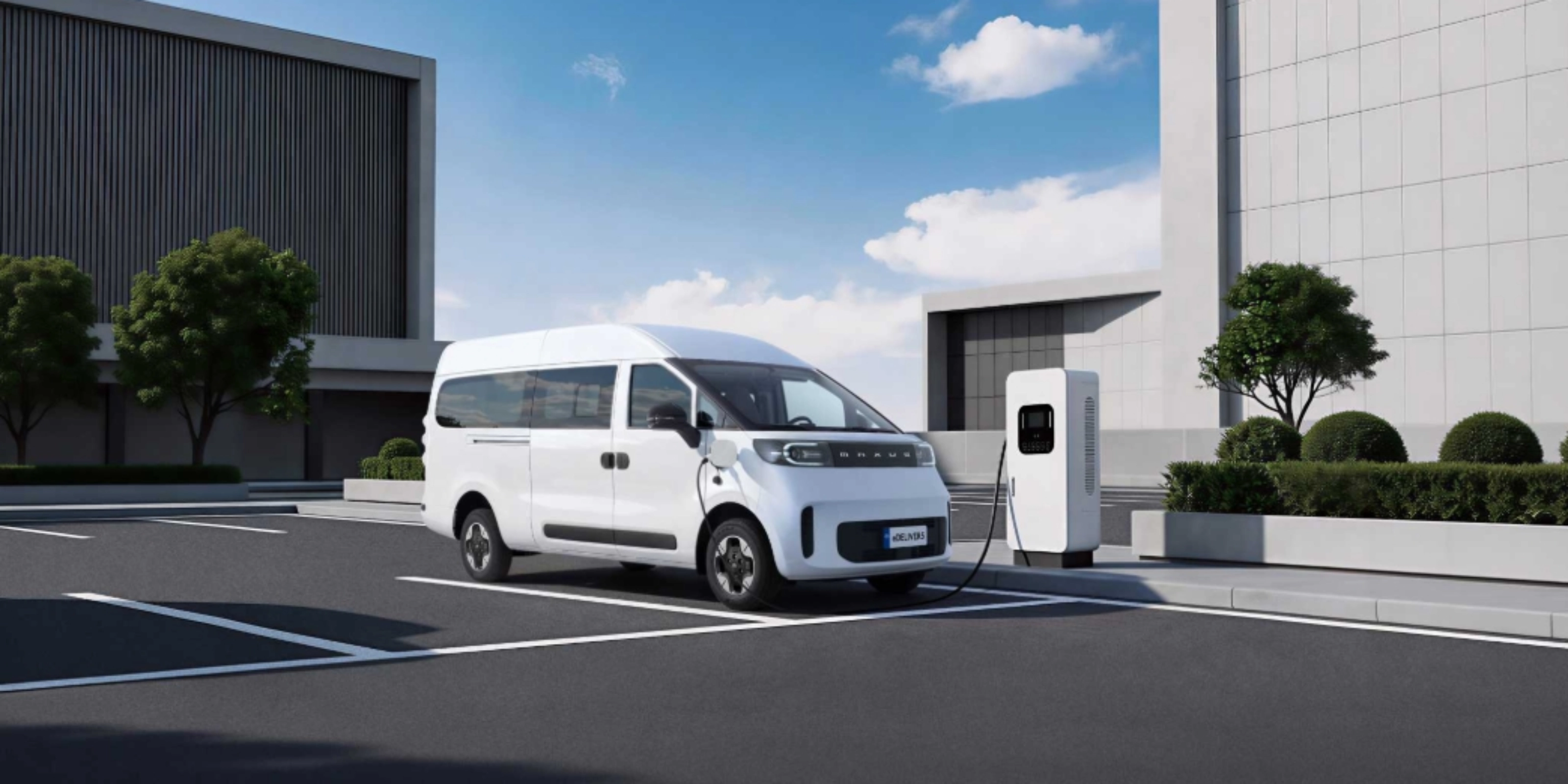Weißer MAXUS Elektrotransporter beim Laden an einer Ladestation.