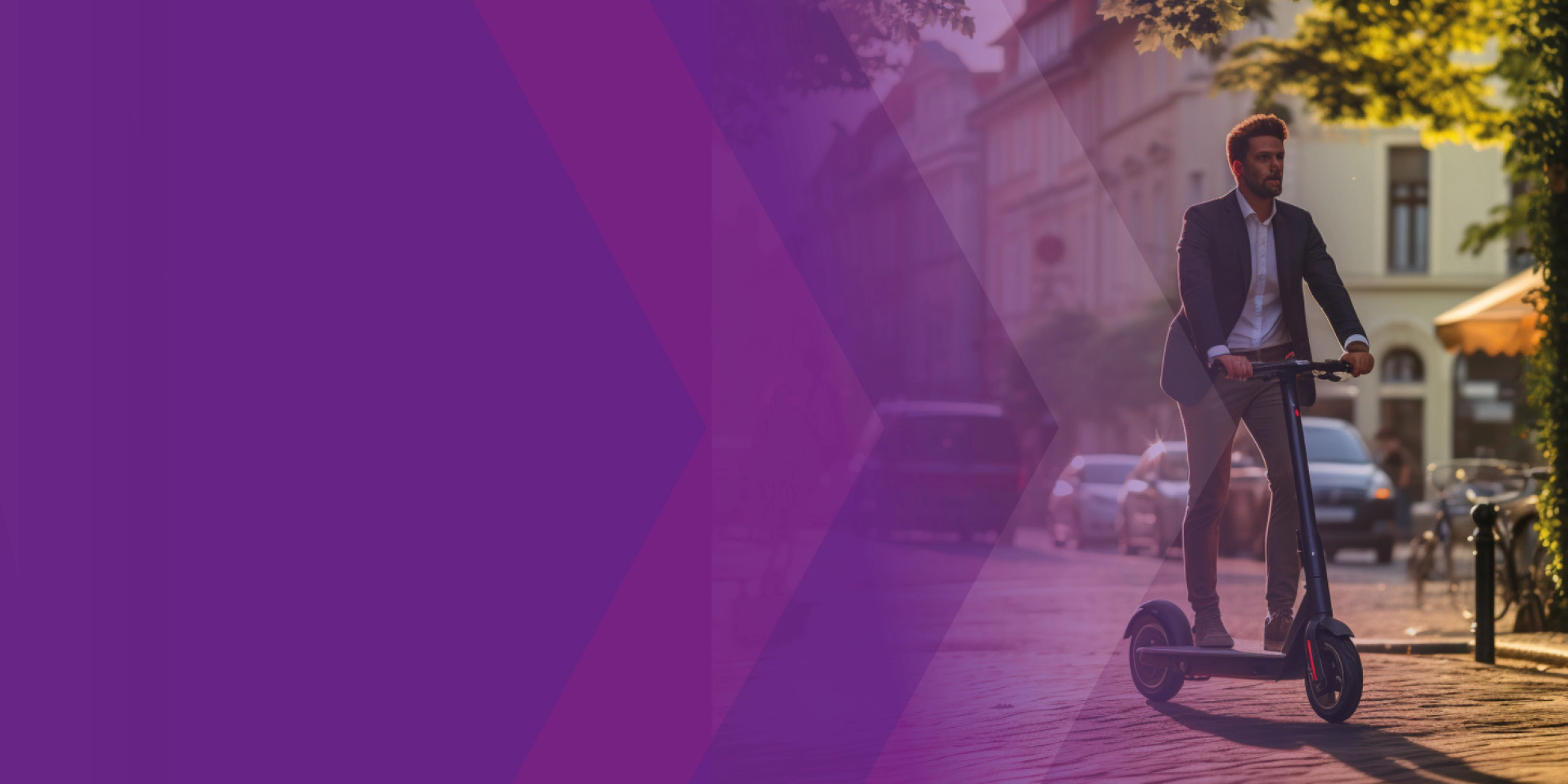 Mann fährt mit E-Scooter bei Sonnenuntergang durch eine Stadt.