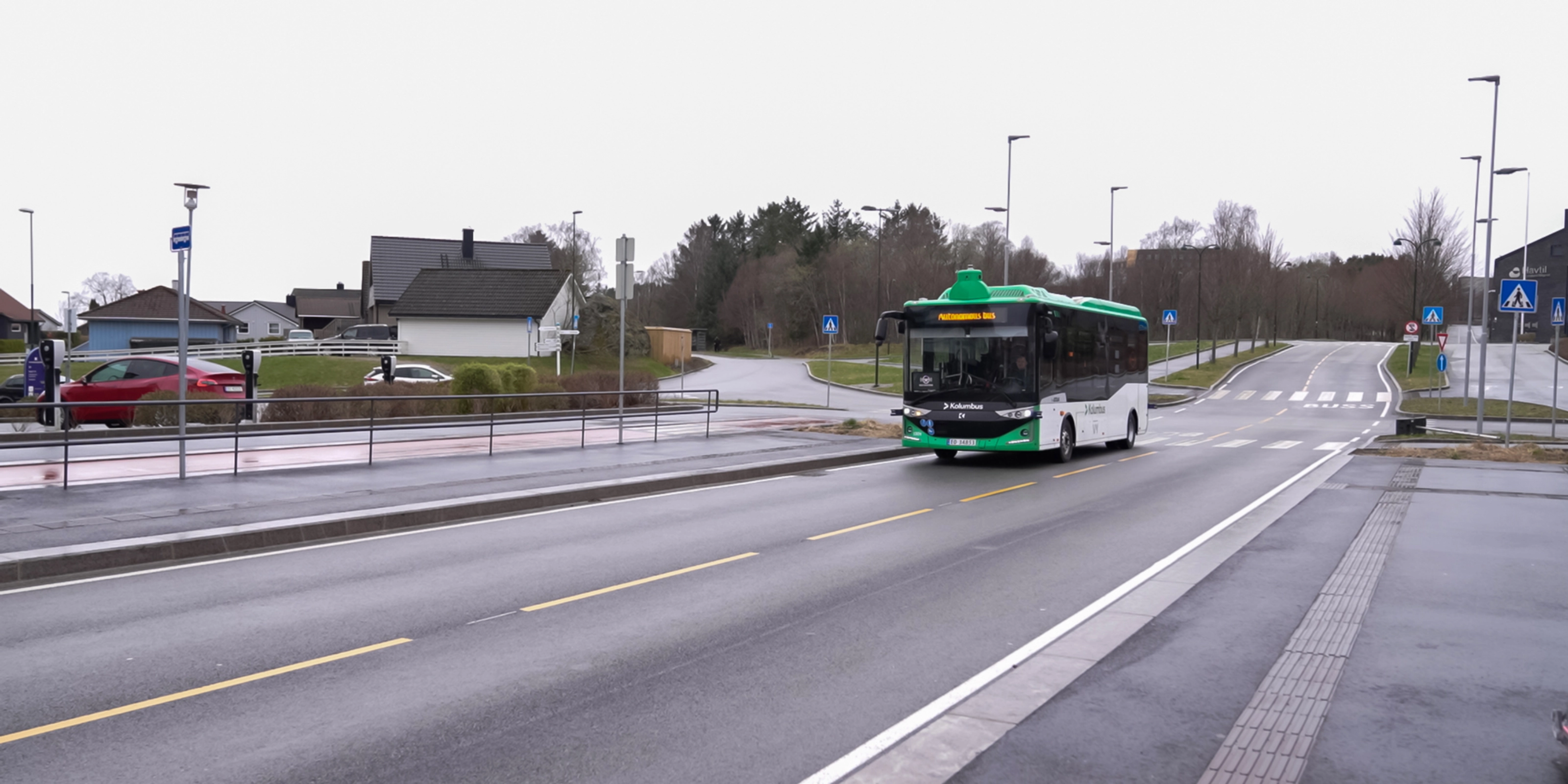 Autonomer Elektrobus fährt auf einer Stadtstraße.