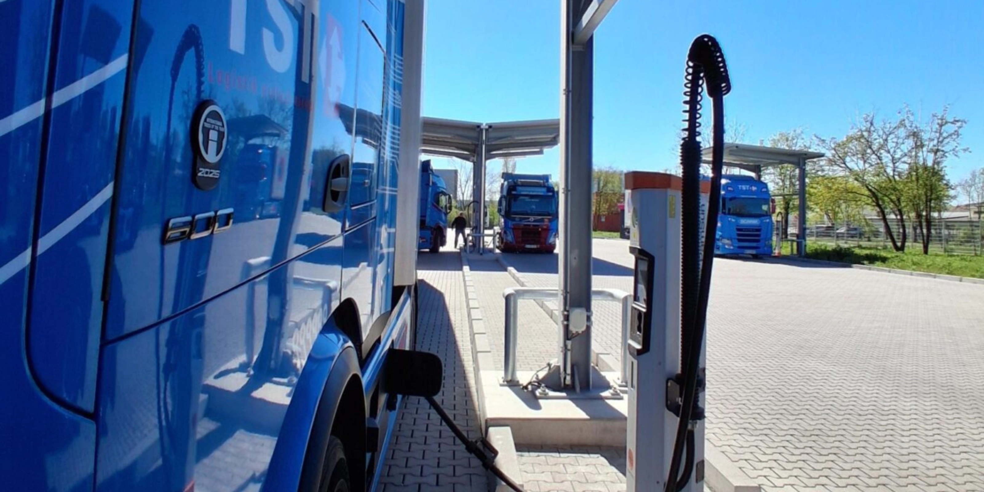 Elektro-Lkw lädt an einer Ladestation für Nutzfahrzeuge.