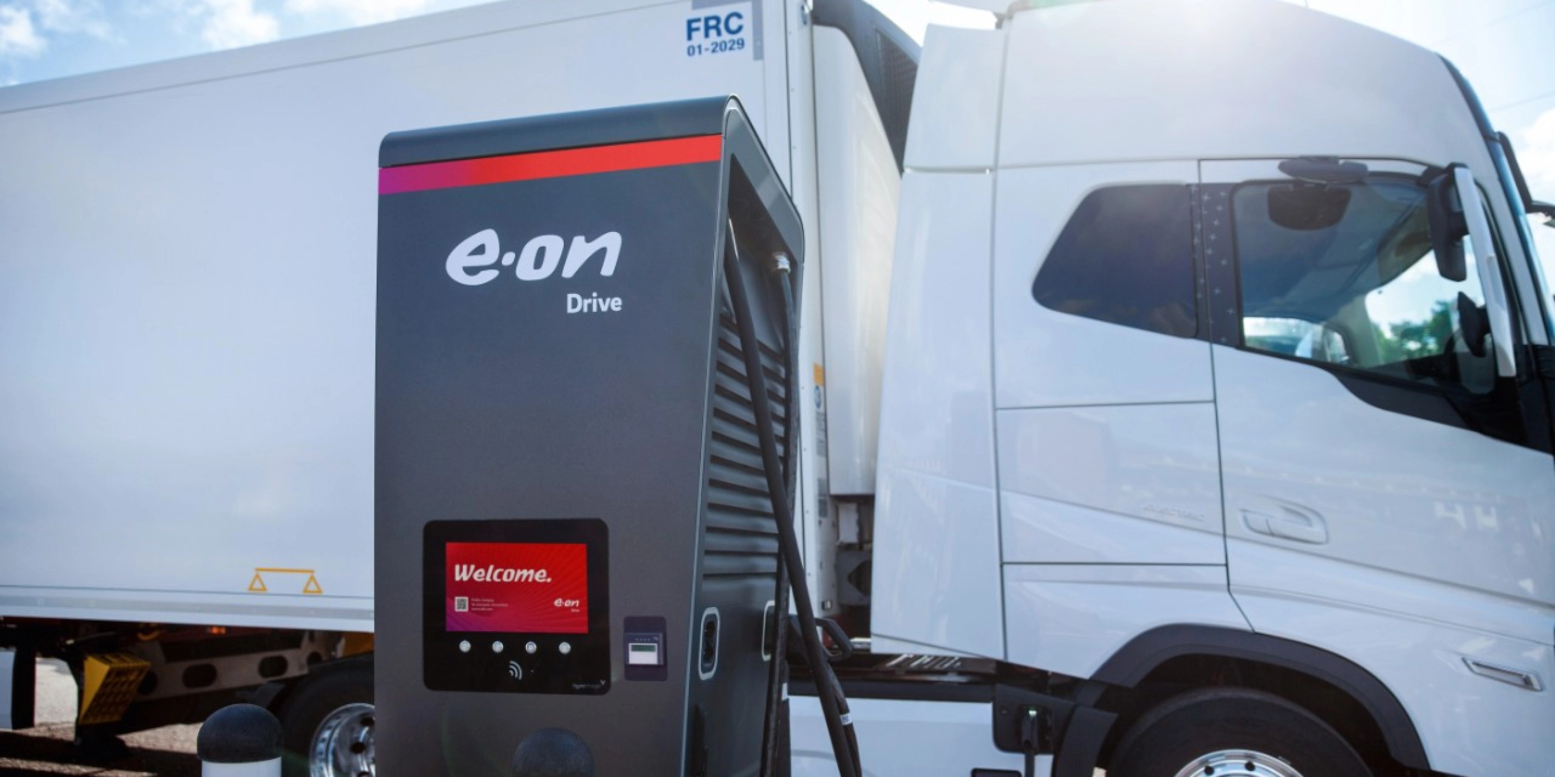 E.ON Drive Ladesäule lädt einen elektrischen Lkw.