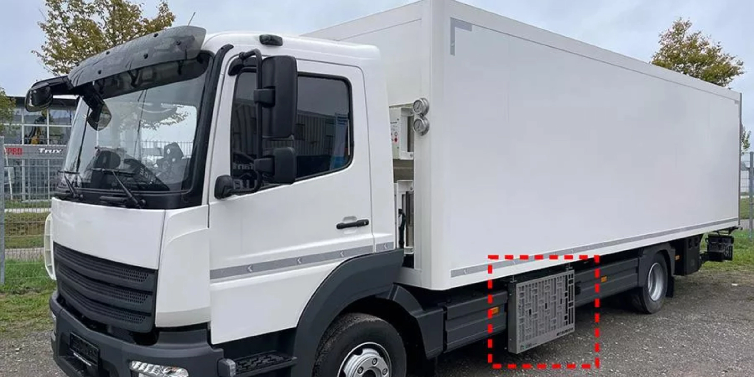 Weißer Mitsubishi Heavy Industries Koffer-Lkw mit seitlich montierten TEU-Boxen.