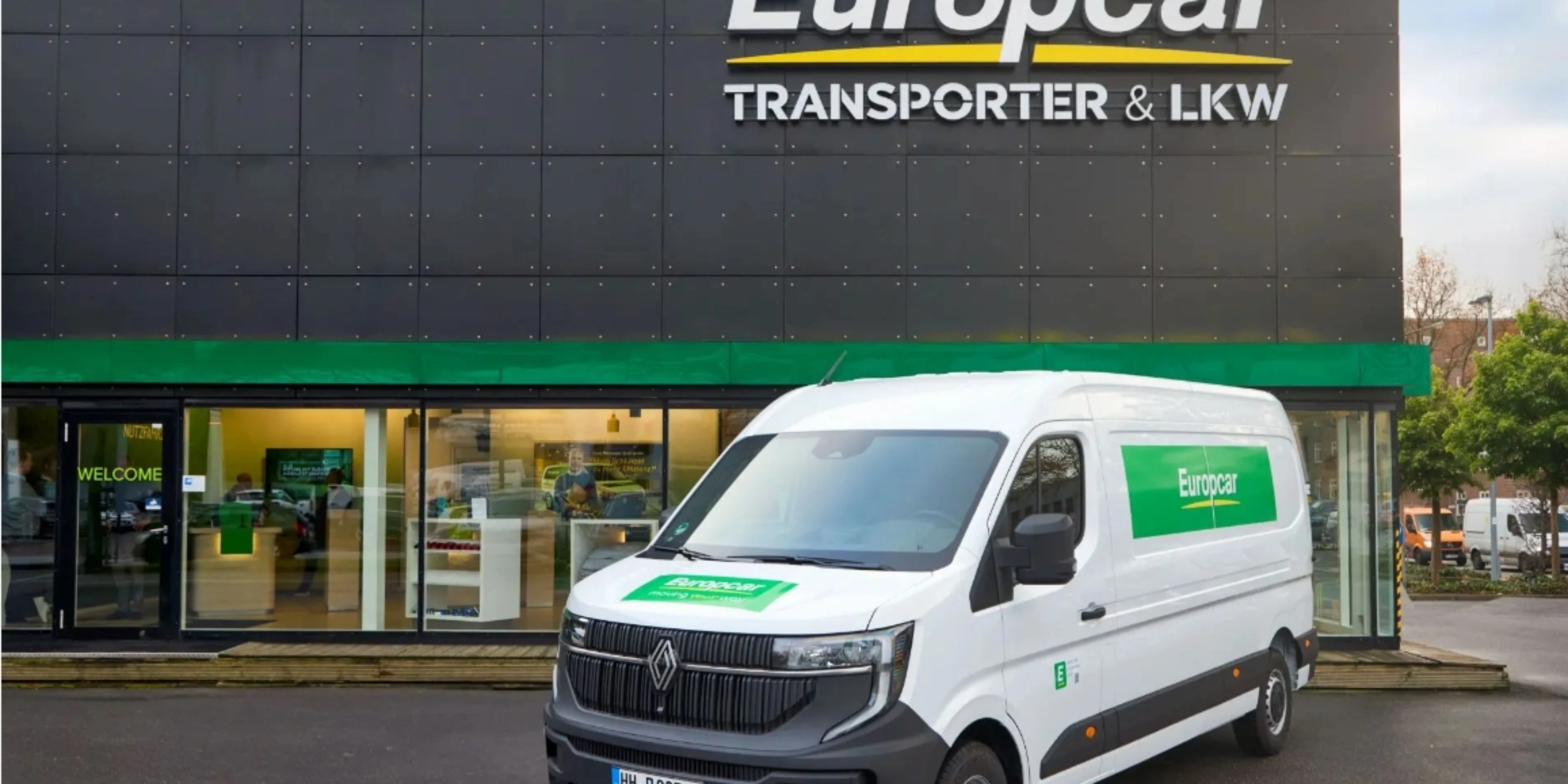 Elektro-Van von Europcar steht vor einem Europcar-Mietzentrum für Transporter und Lkw.