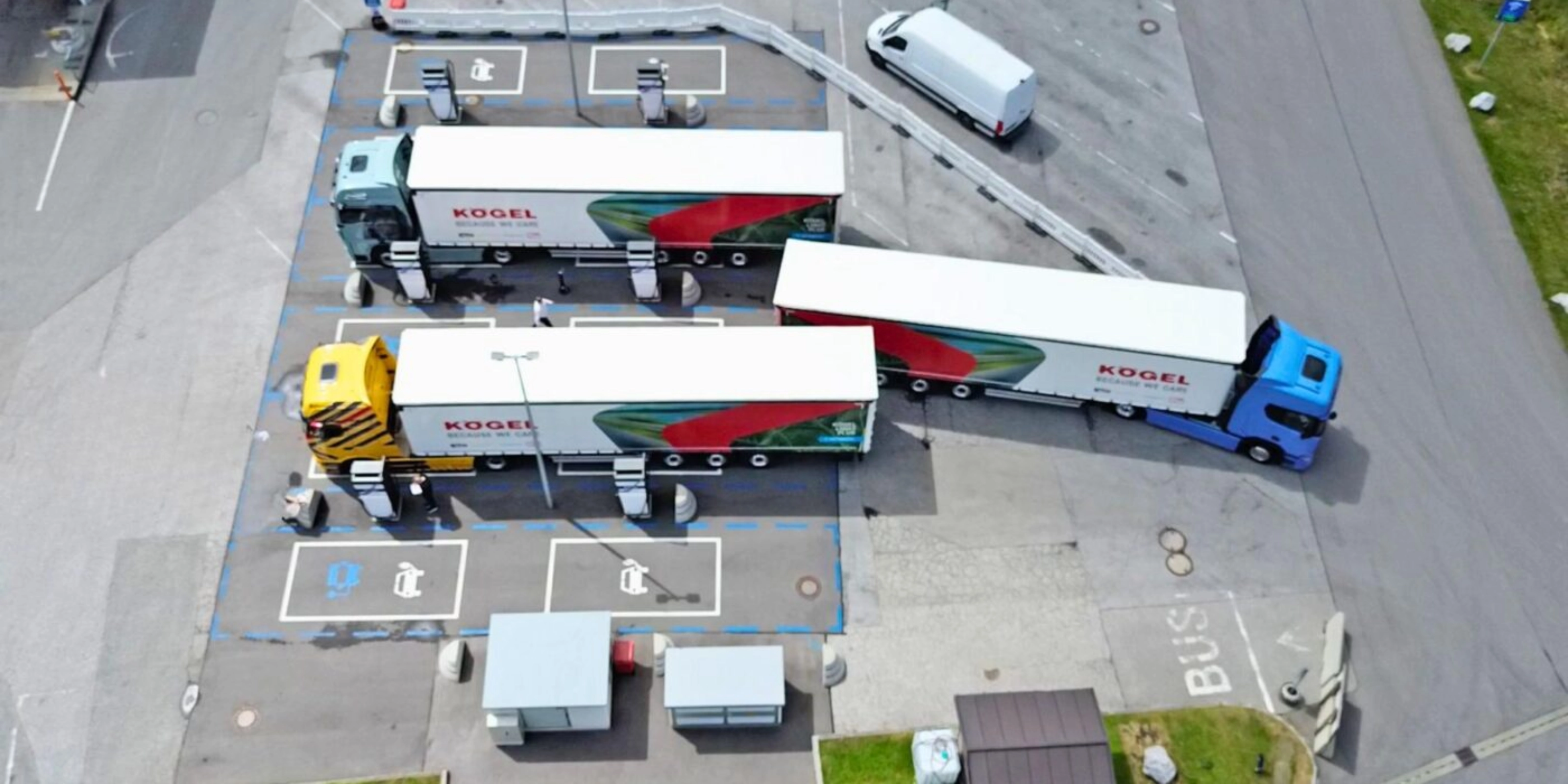 Luftaufnahme von drei Lkw auf einem Logistikgelände.