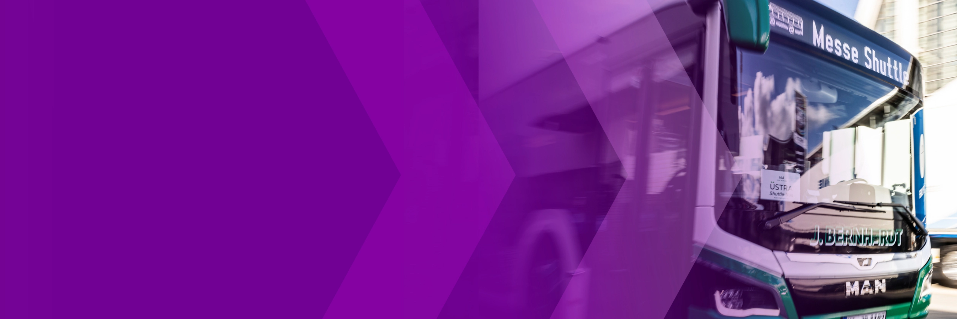 Messe-Shuttlebus fährt an einem Messegebäude vorbei, überlagert von violetten Pfeilen.