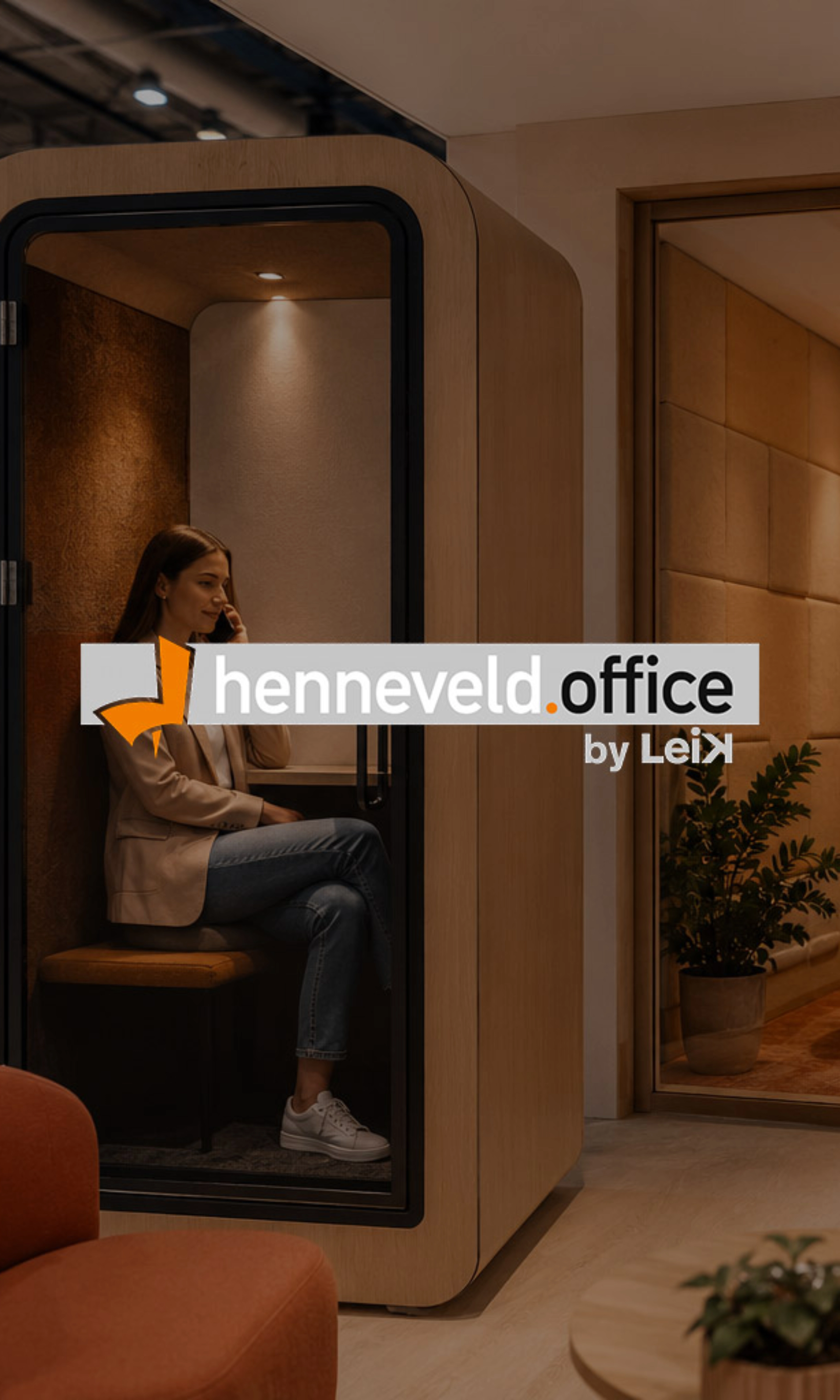 Frau telefoniert in einer privaten Bürobox von henneveld.office.