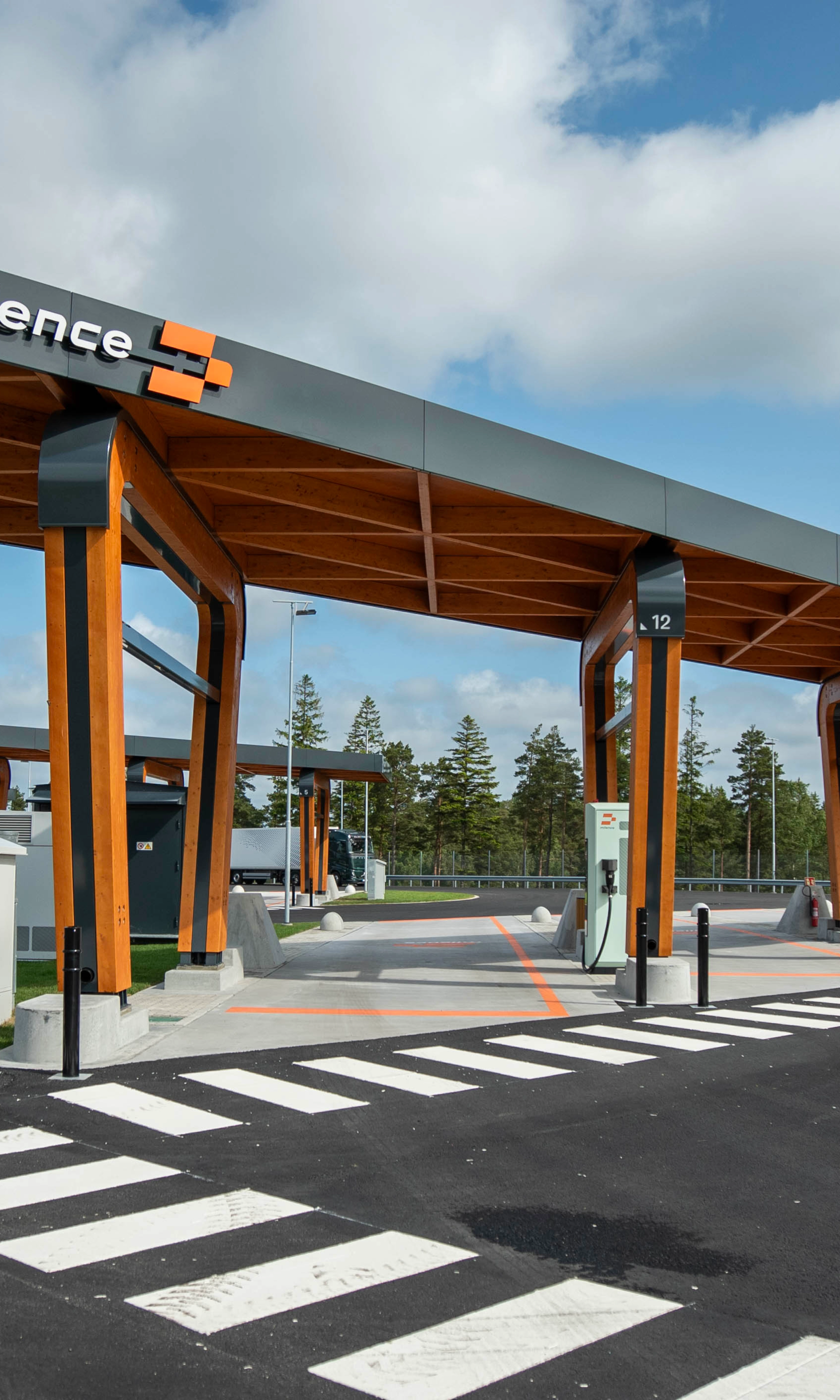 Milence-Ladestation mit überdachten Ladeplätzen für Elektro-Lkw.