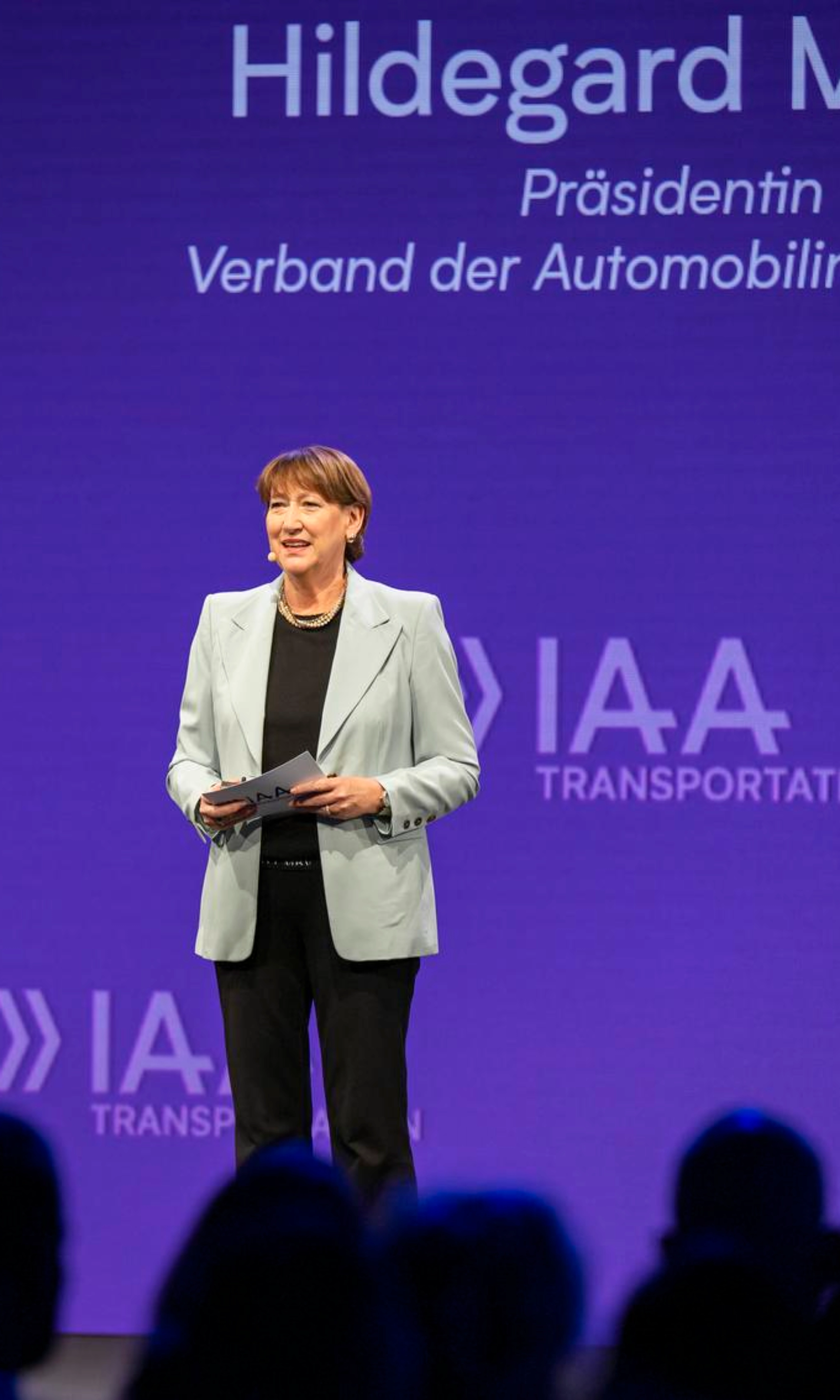 Hildegard Müller spricht auf der Bühne der IAA Transportation.