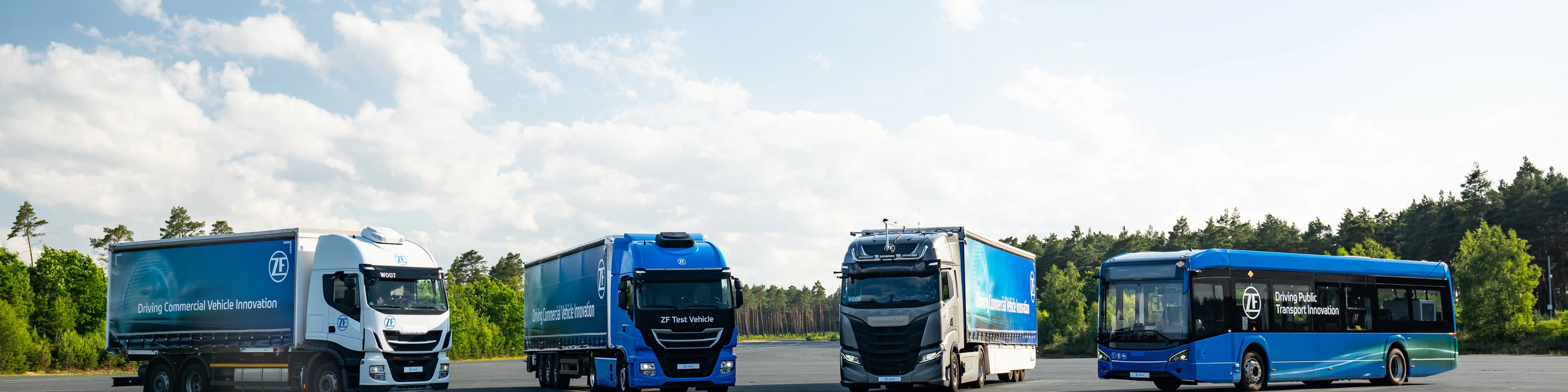 ZF-Testfahrzeuge und ein Bus auf einem Testgelände für Transportinnovation.