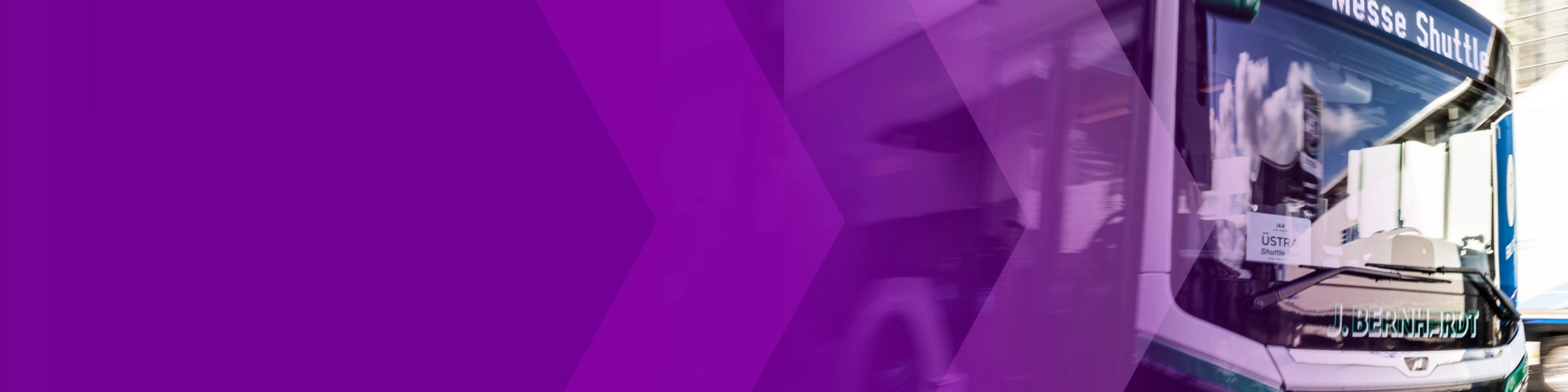 Messe-Shuttlebus fährt an einem Messegebäude vorbei, überlagert von violetten Pfeilen.