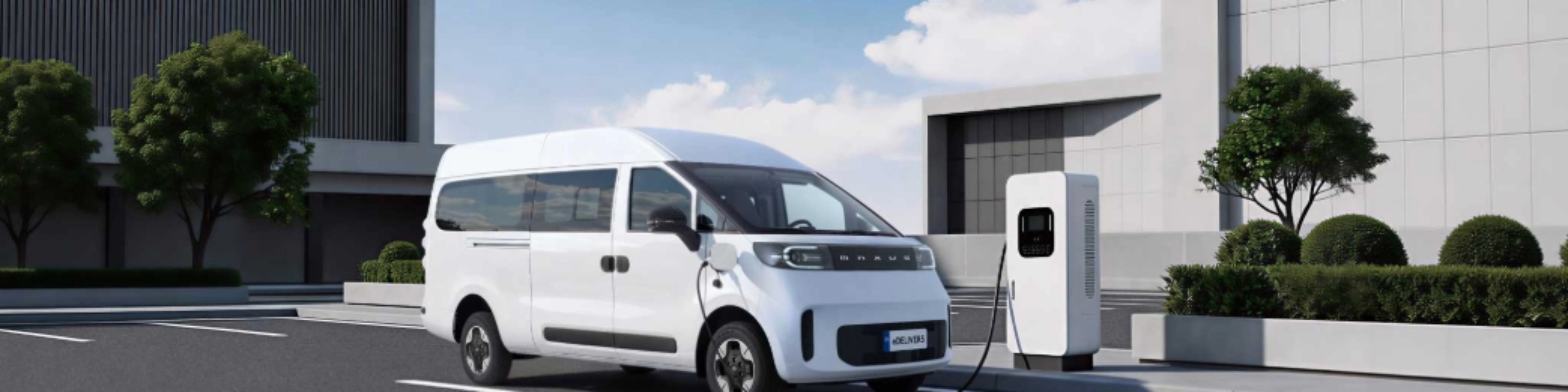 Weißer MAXUS Elektrotransporter beim Laden an einer Ladestation.