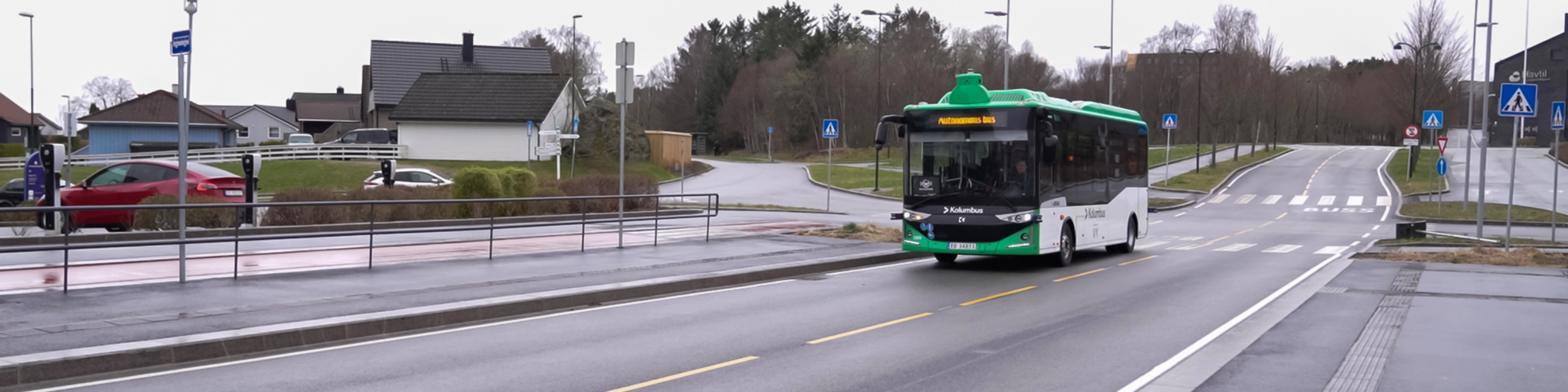Autonomer Elektrobus fährt auf einer Stadtstraße.