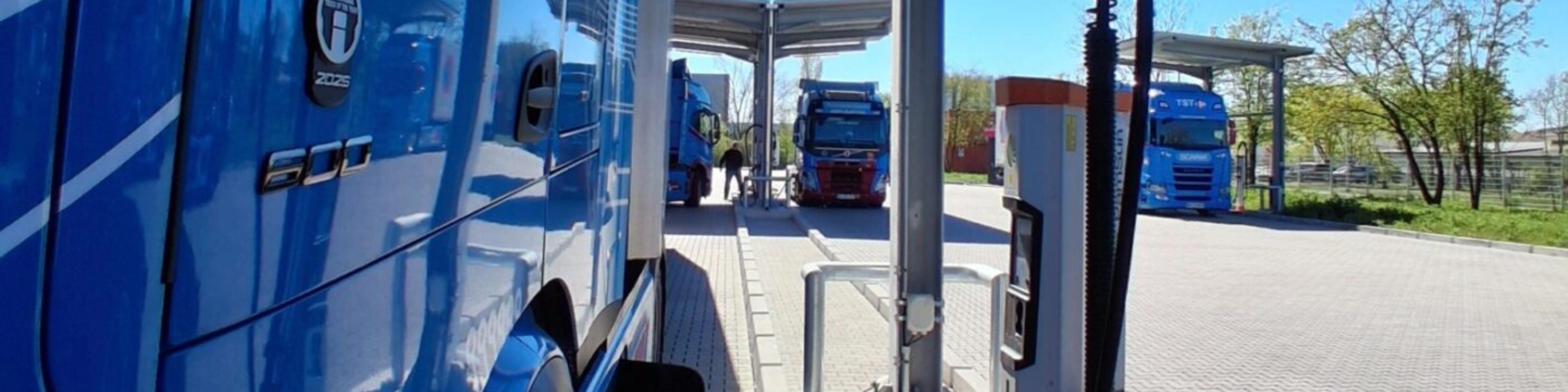 Elektro-Lkw lädt an einer Ladestation für Nutzfahrzeuge.