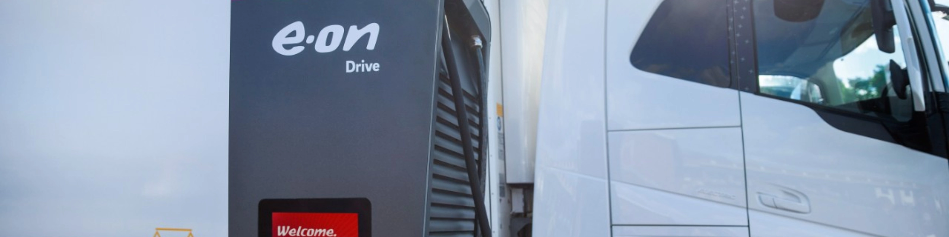 E.ON Drive Ladesäule lädt einen elektrischen Lkw.