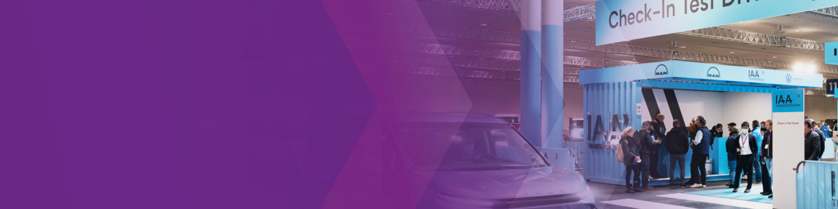 Check‑in‑Bereich für Probefahrten der IAA Transportation mit Fahrzeug und Personen in einer Halle.