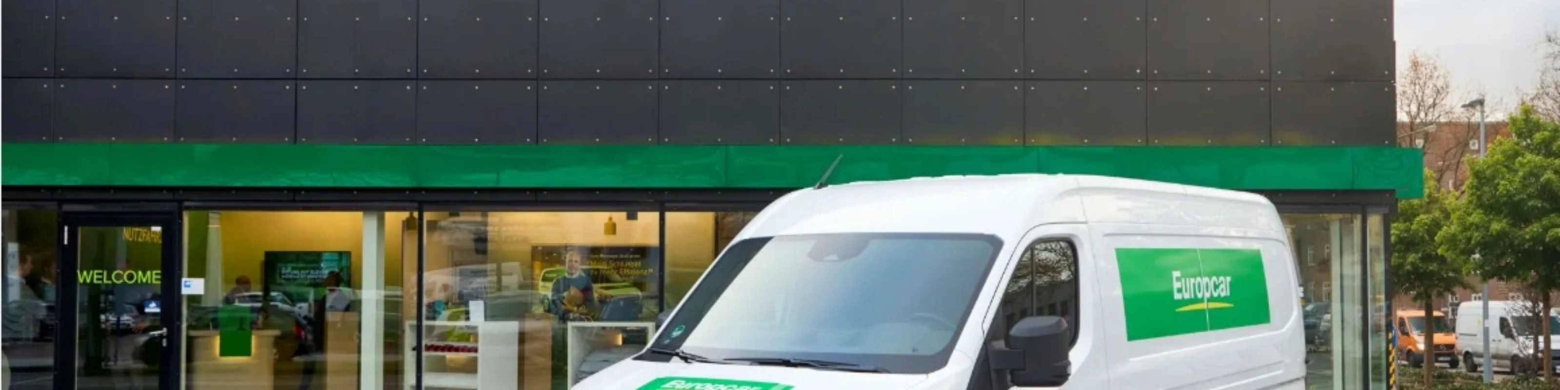 Elektro-Van von Europcar steht vor einem Europcar-Mietzentrum für Transporter und Lkw.