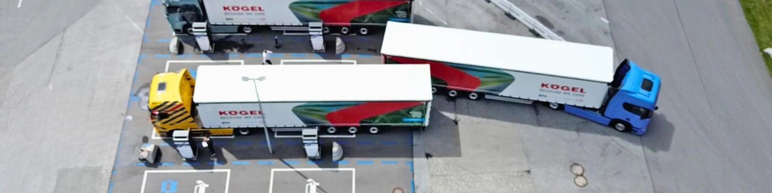 Luftaufnahme von drei Lkw auf einem Logistikgelände.