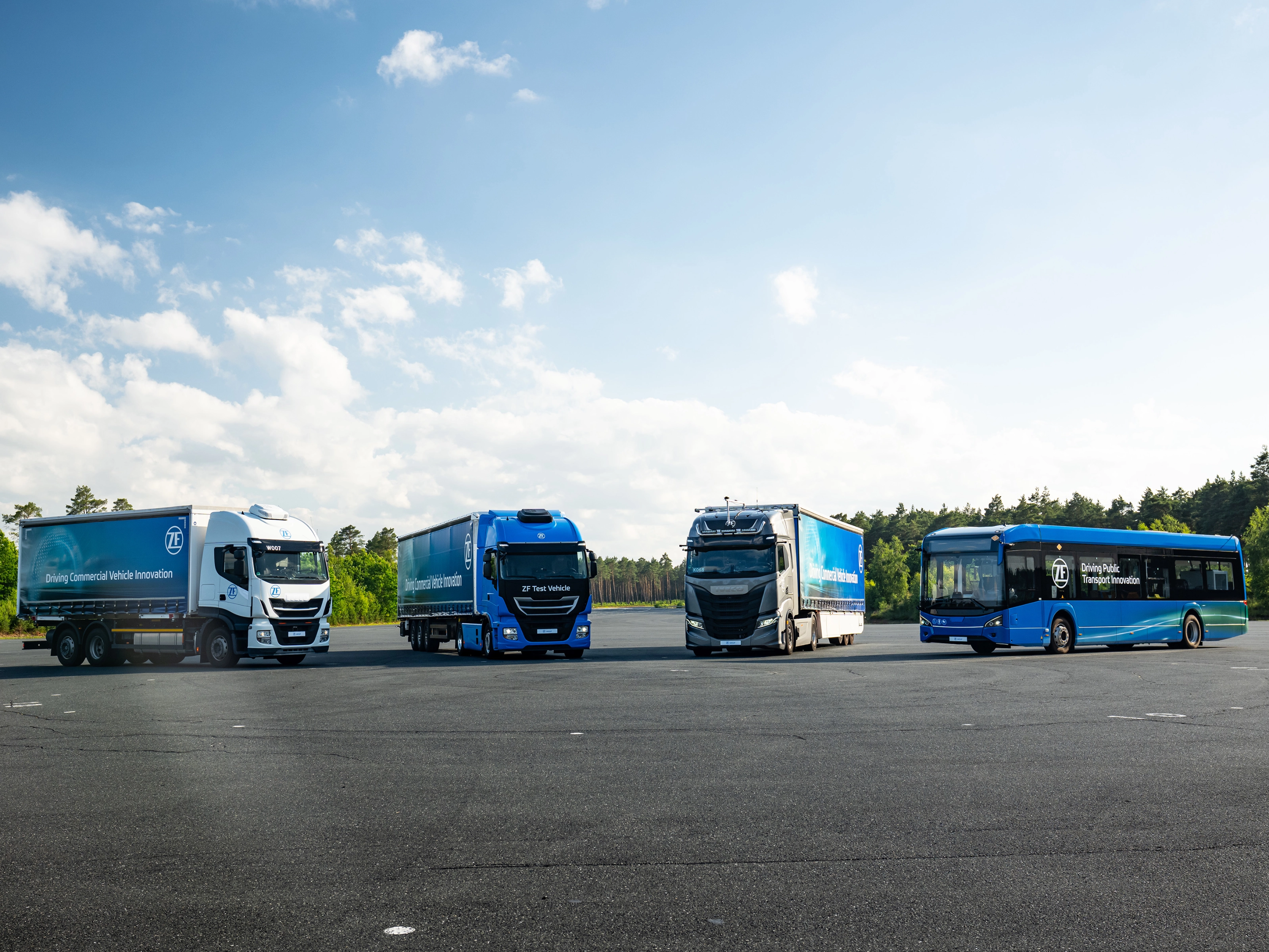 ZF-Testfahrzeuge und ein Bus auf einem Testgelände für Transportinnovation.