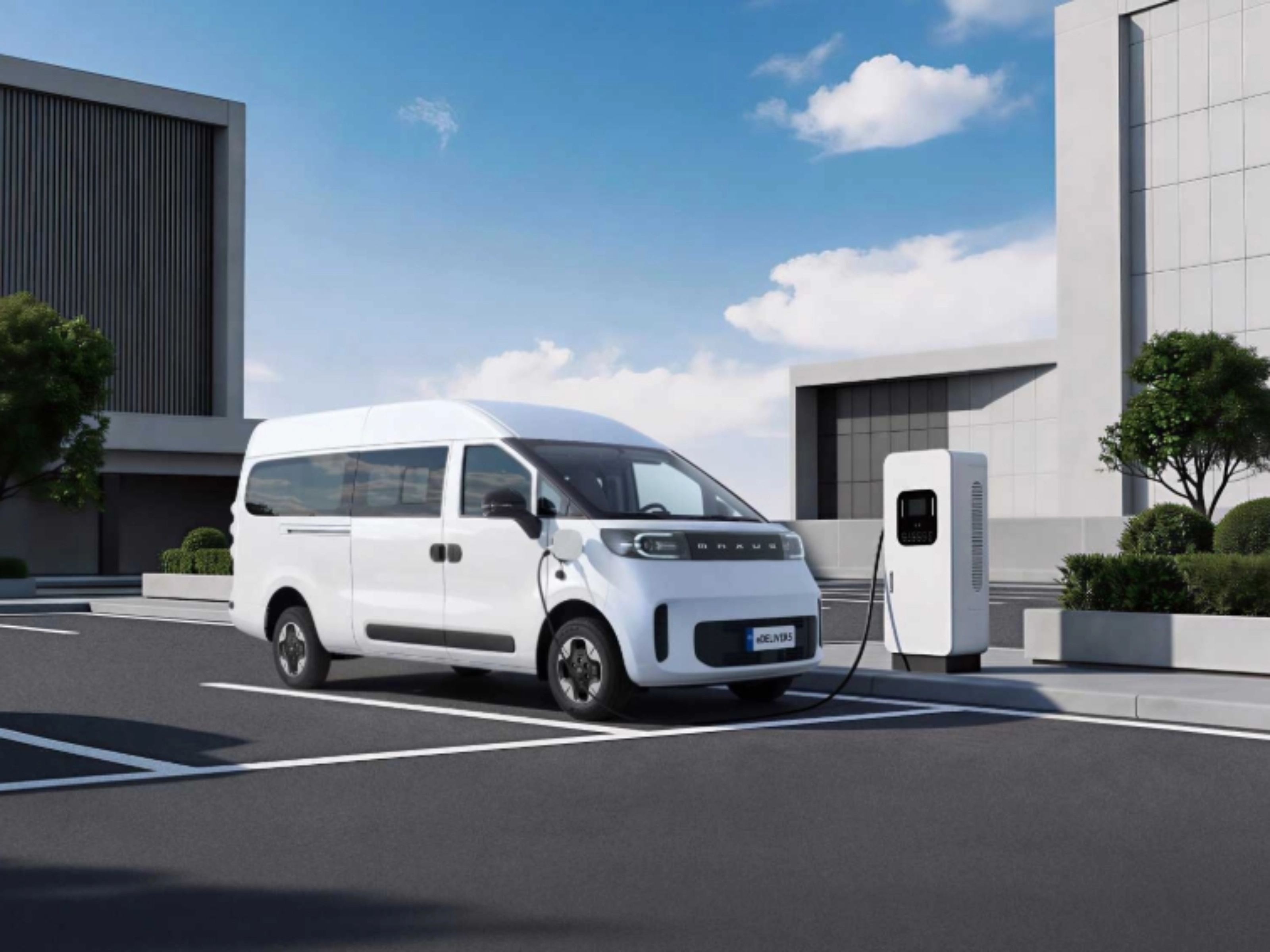 Weißer MAXUS Elektrotransporter beim Laden an einer Ladestation.