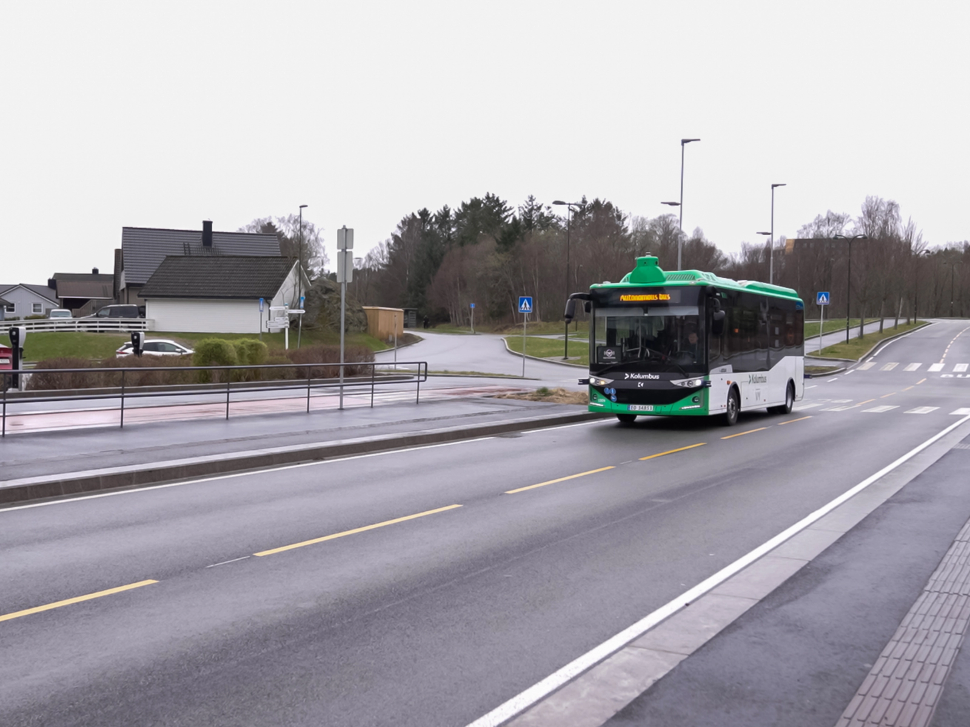 Autonomer Elektrobus fährt auf einer Stadtstraße.