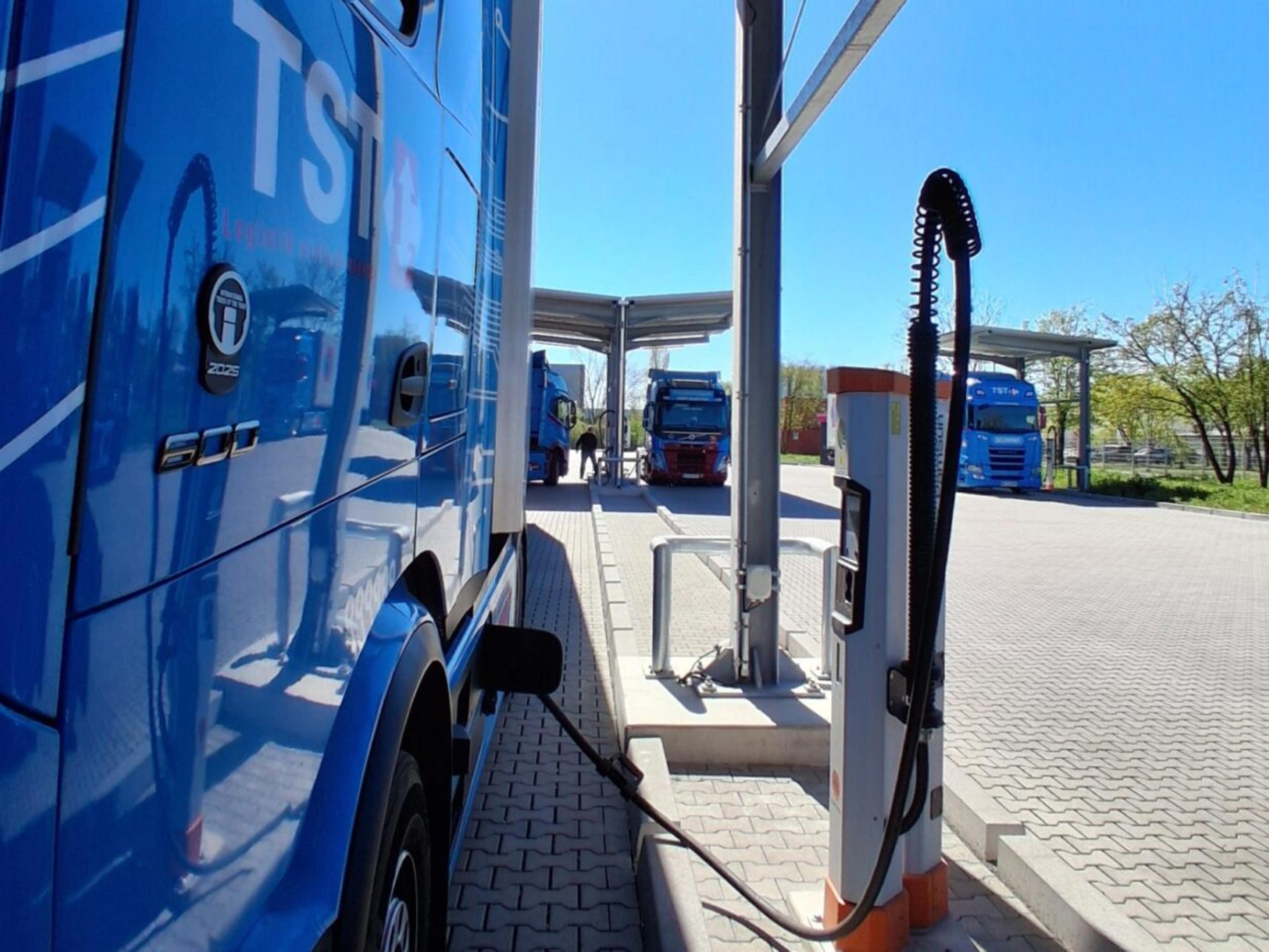 Elektro-Lkw lädt an einer Ladestation für Nutzfahrzeuge.