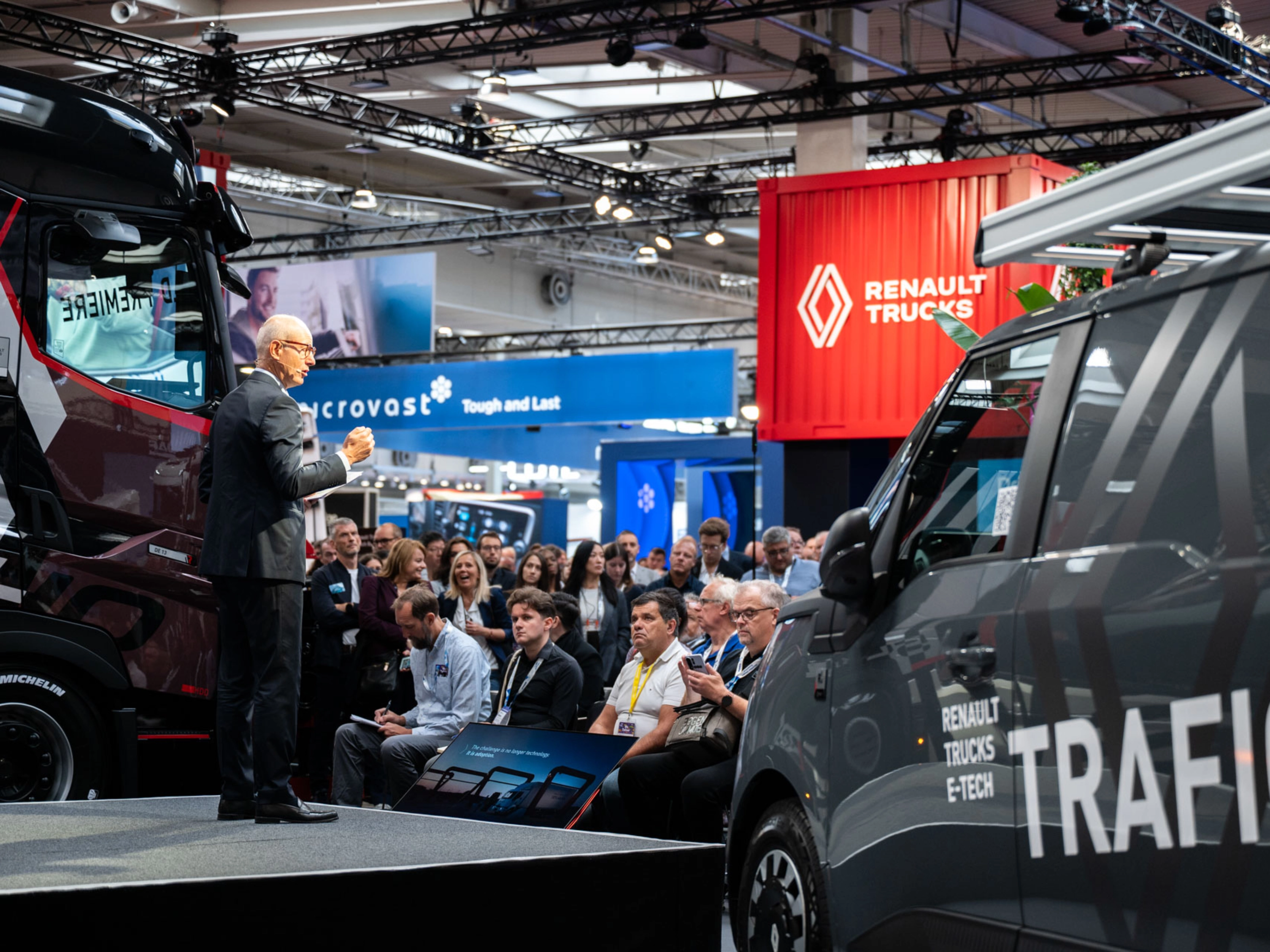 Nutzfahrzeuge und Besucher in einer gut besuchten Messehalle der IAA Transportation.
