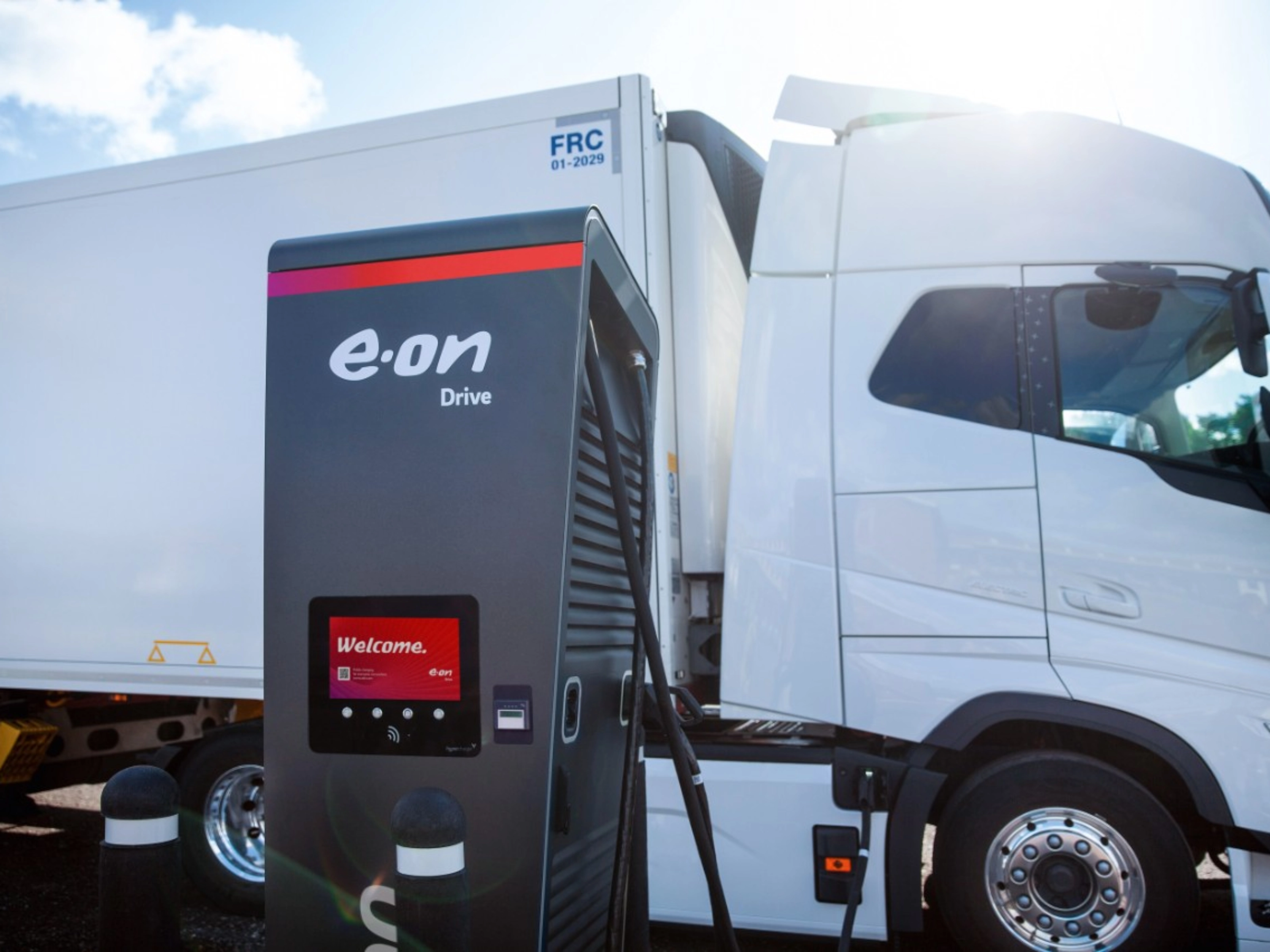 E.ON Drive Ladesäule lädt einen elektrischen Lkw.