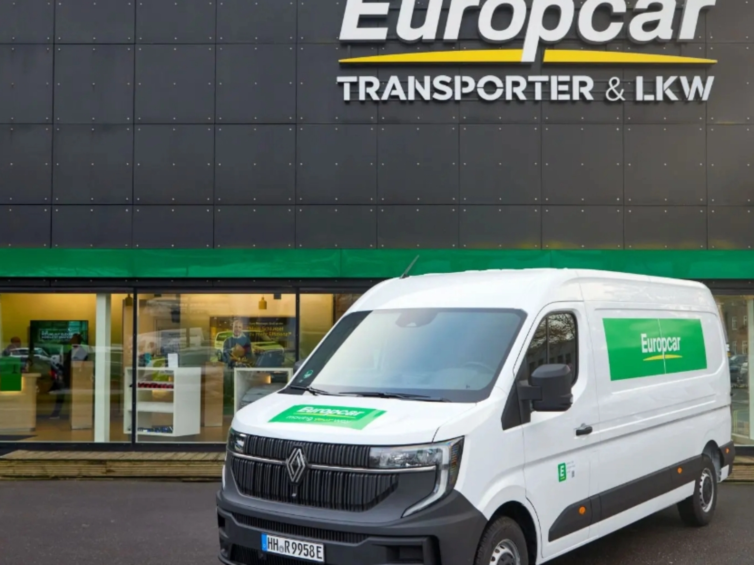 Elektro-Van von Europcar steht vor einem Europcar-Mietzentrum für Transporter und Lkw.
