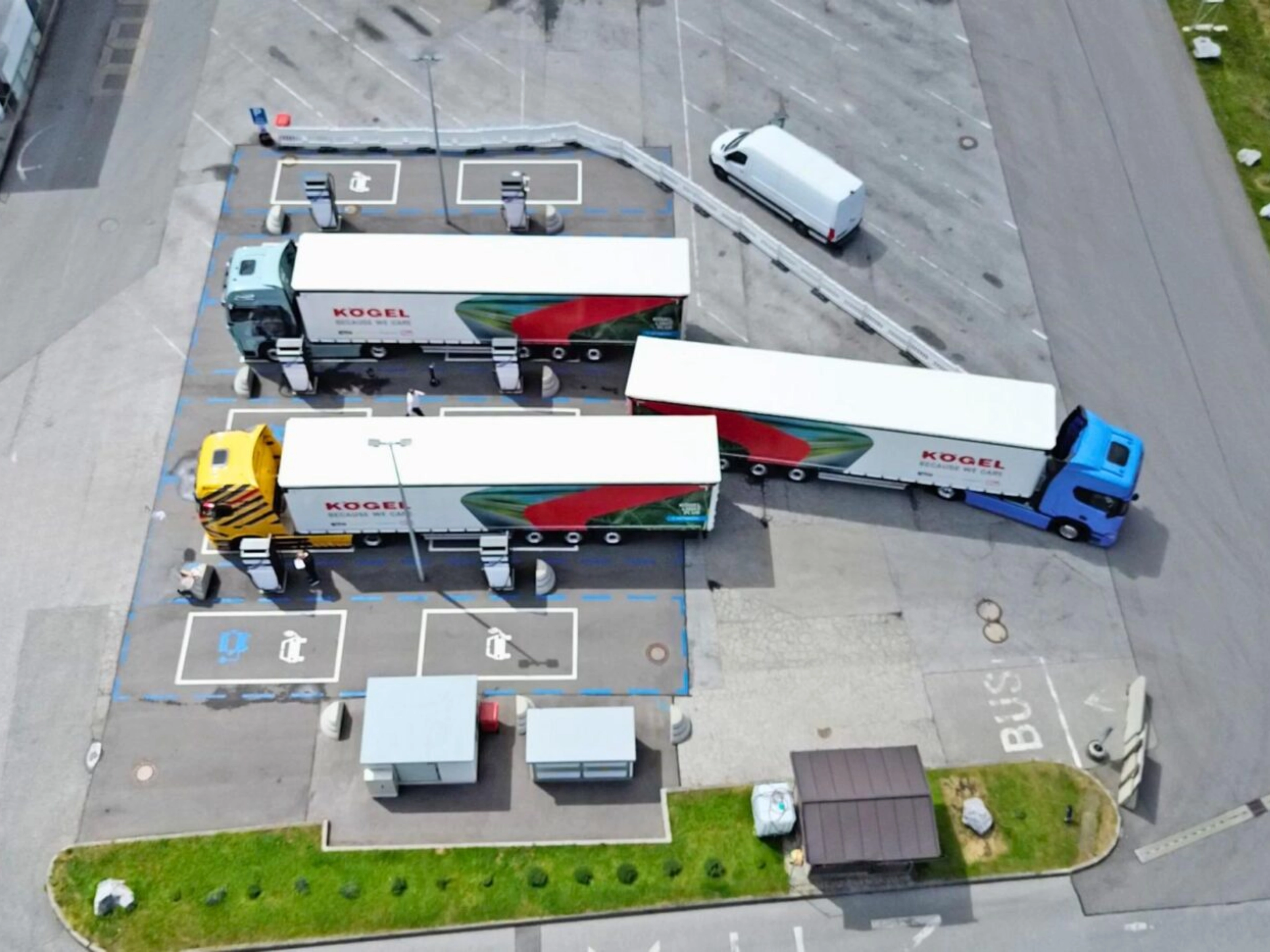 Luftaufnahme von drei Lkw auf einem Logistikgelände.