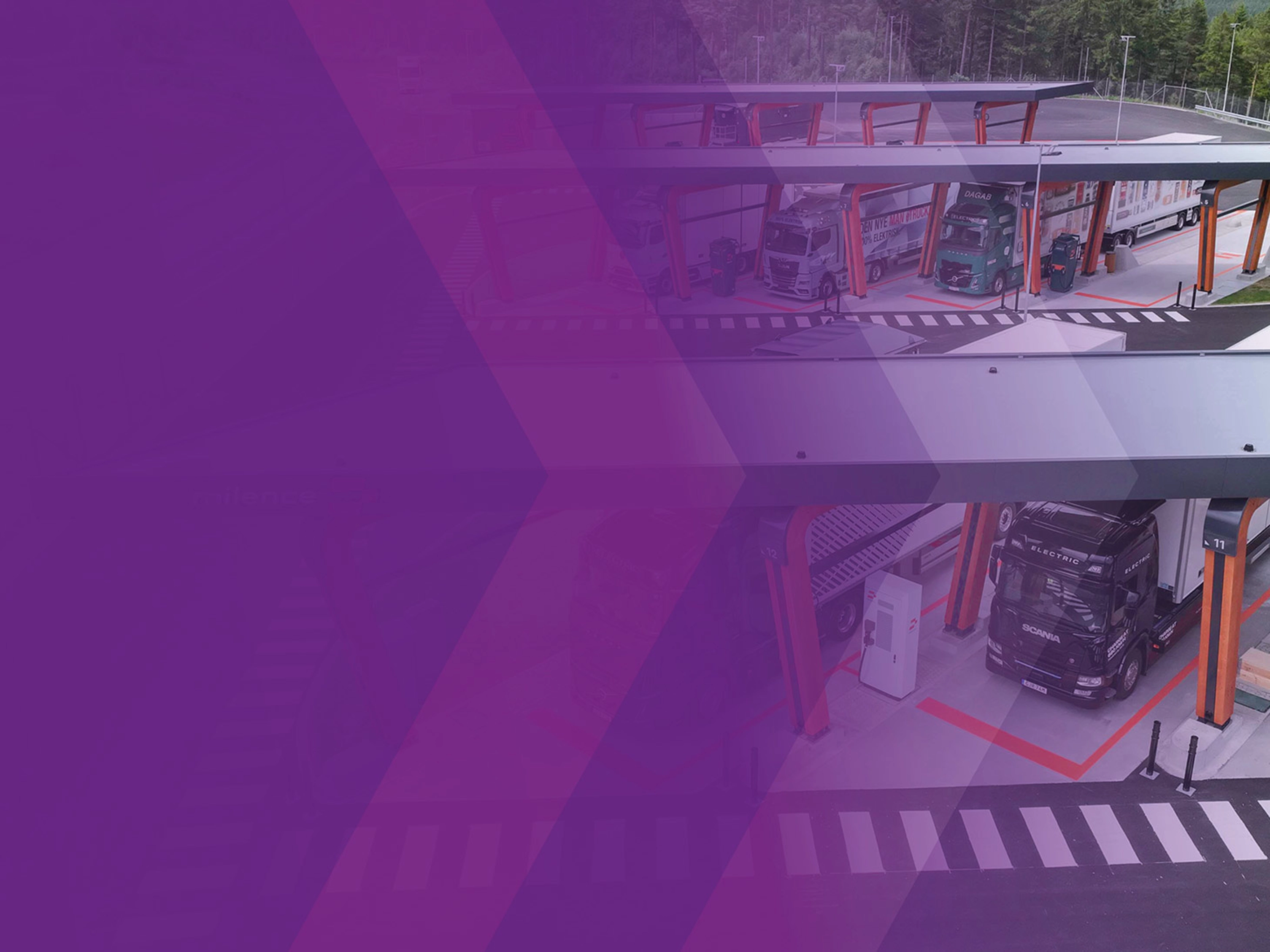 Elektro-Lkw beim Laden an einer Milence-Ladestation.