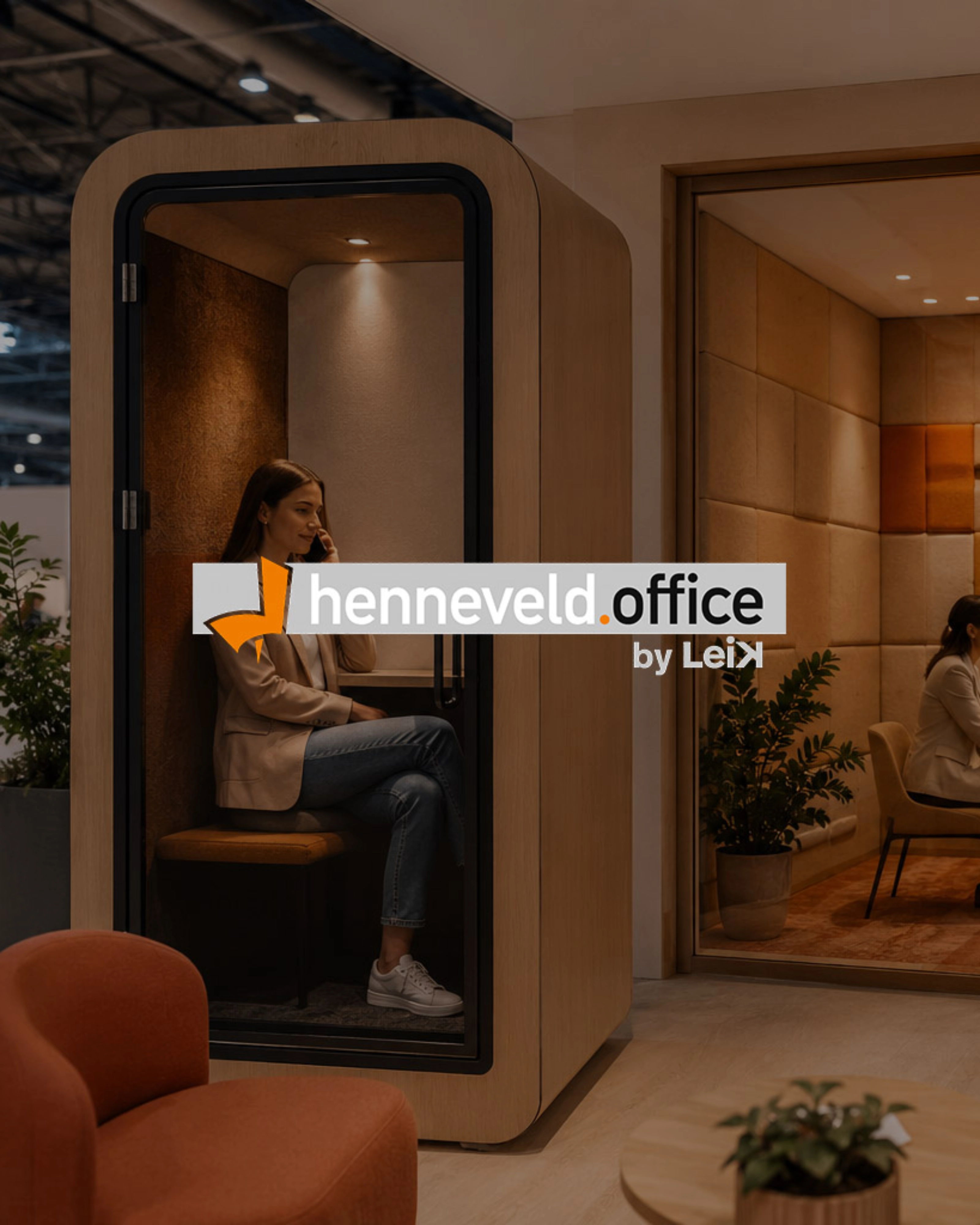 Frau telefoniert in einer privaten Bürobox von henneveld.office.