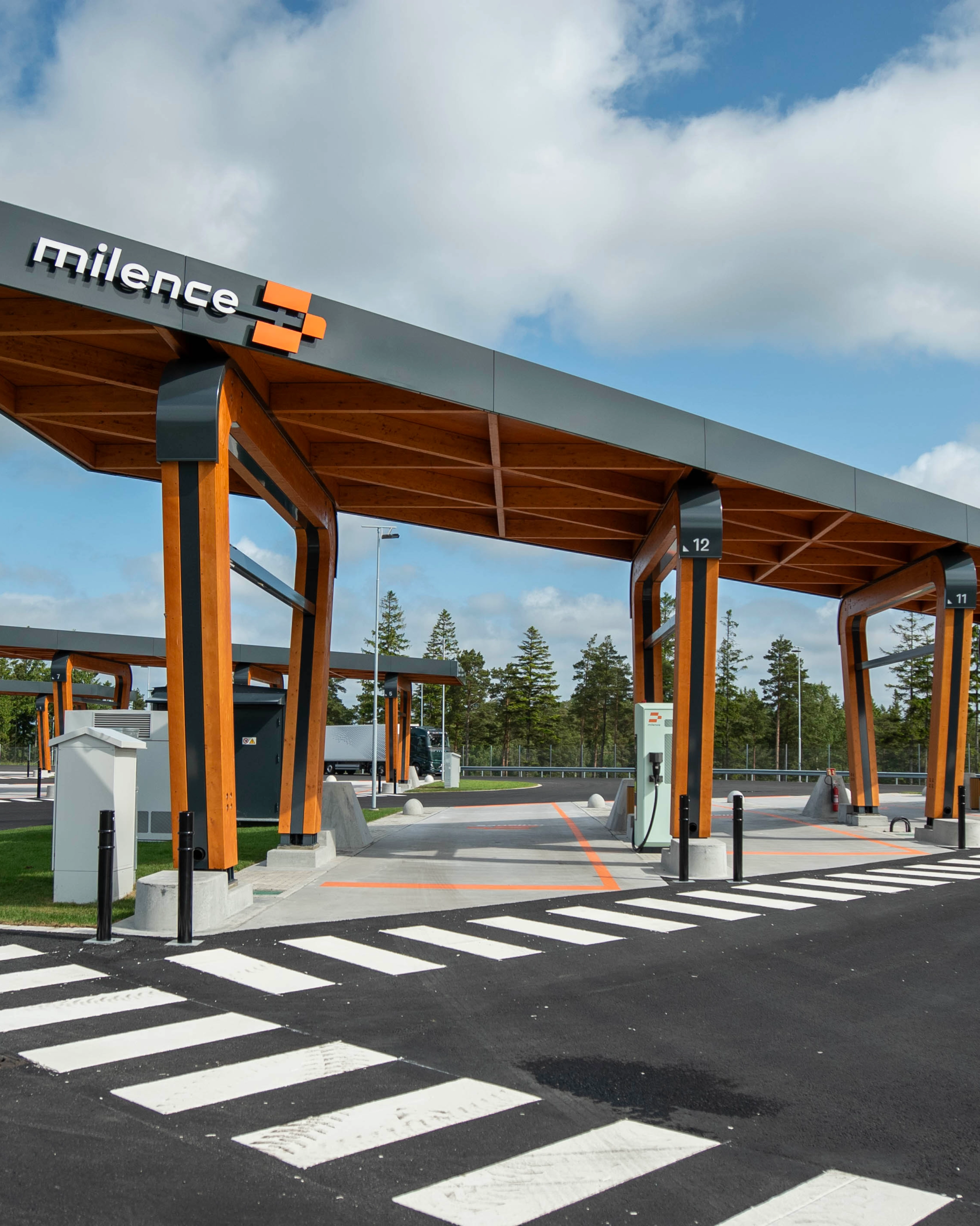 Milence-Ladestation mit überdachten Ladeplätzen für Elektro-Lkw.