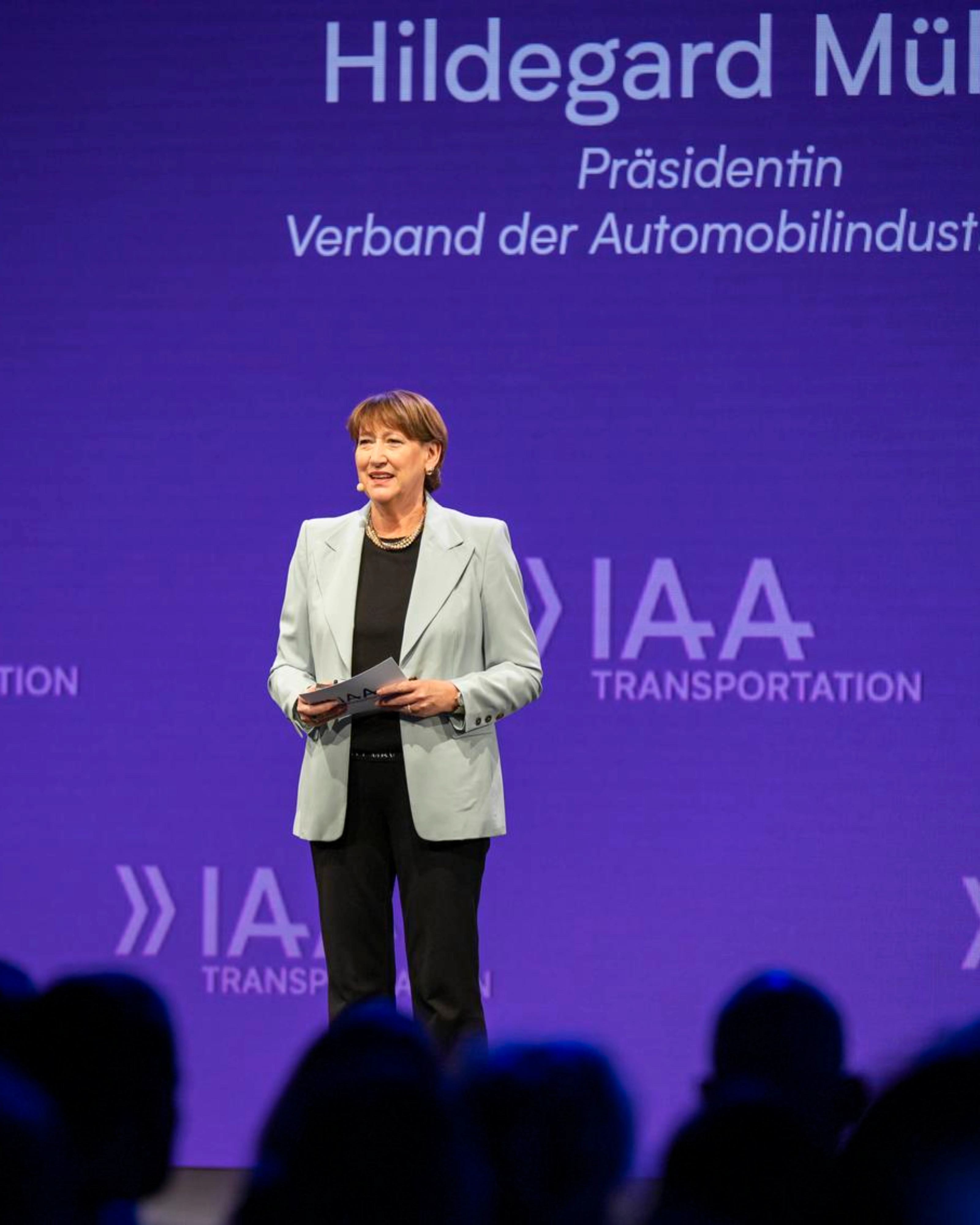 Hildegard Müller spricht auf der Bühne der IAA Transportation.