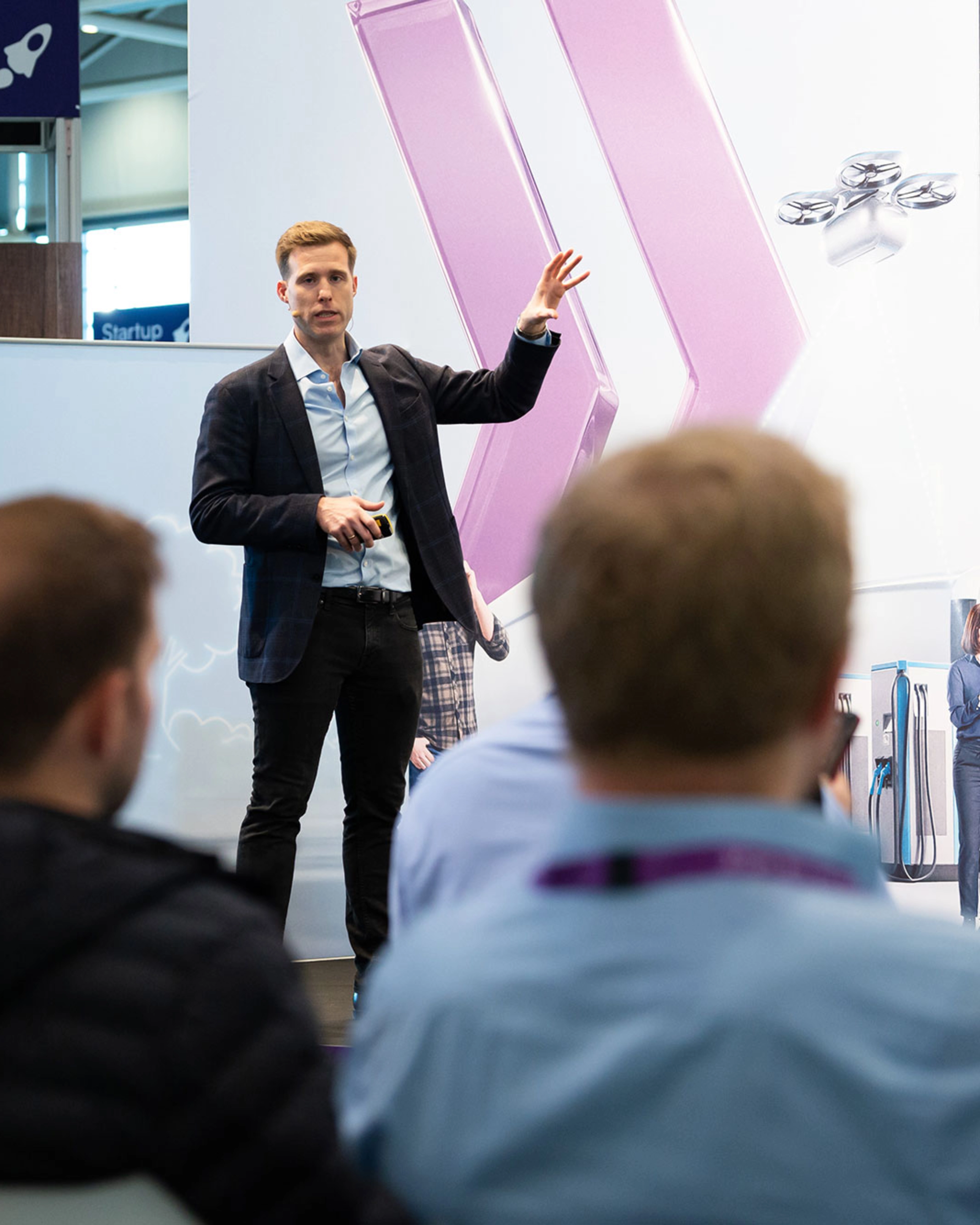 Referent präsentiert auf einer Bühne bei einer IAA-Transportation-Konferenz.