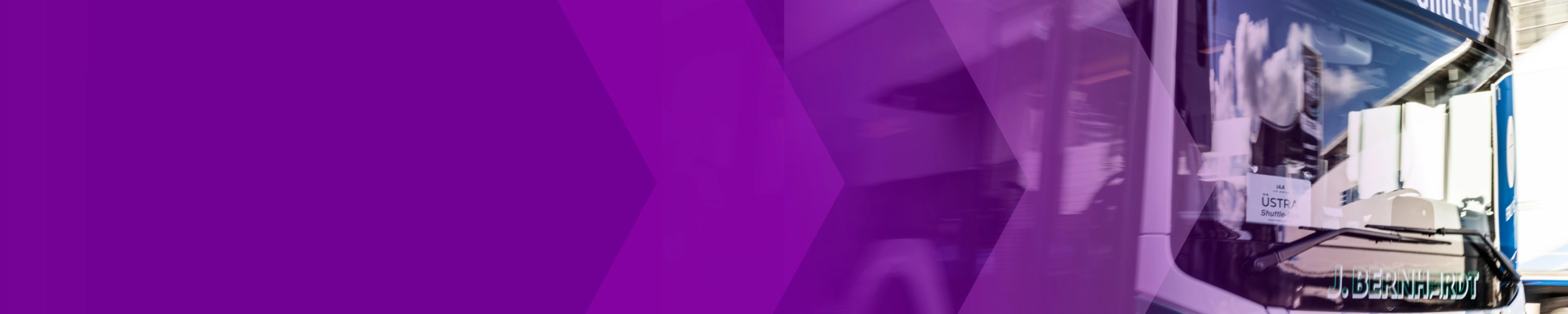 Messe-Shuttlebus fährt an einem Messegebäude vorbei, überlagert von violetten Pfeilen.