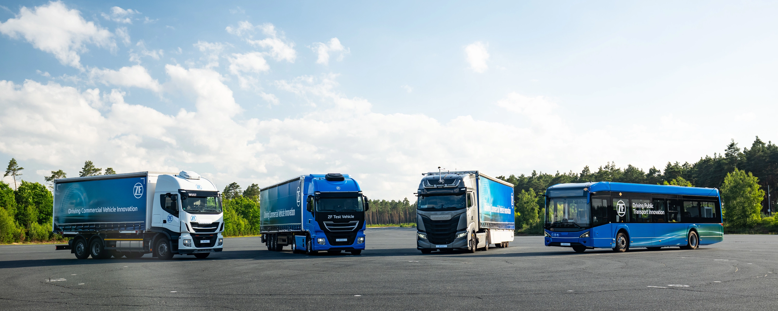 ZF-Testfahrzeuge und ein Bus auf einem Testgelände für Transportinnovation.