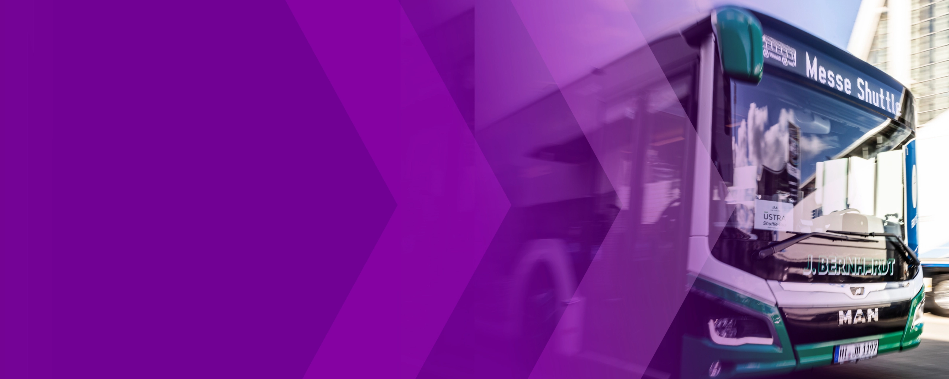Messe-Shuttlebus fährt an einem Messegebäude vorbei, überlagert von violetten Pfeilen.
