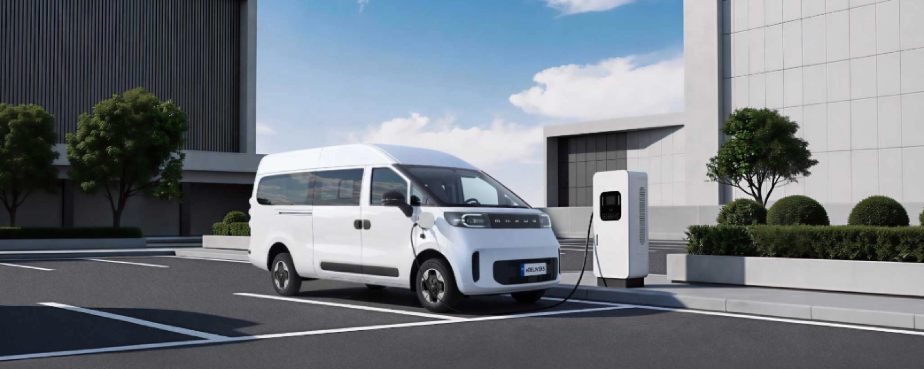Weißer MAXUS Elektrotransporter beim Laden an einer Ladestation.