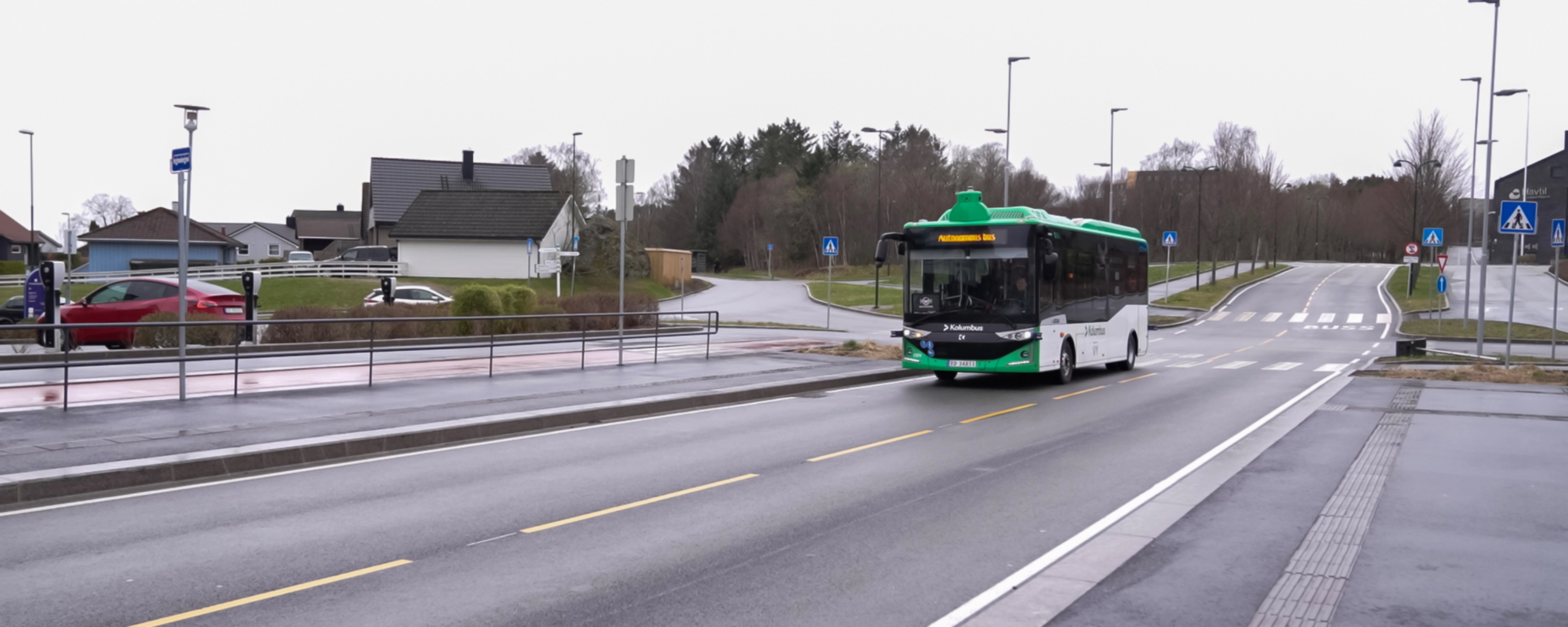 Autonomer Elektrobus fährt auf einer Stadtstraße.