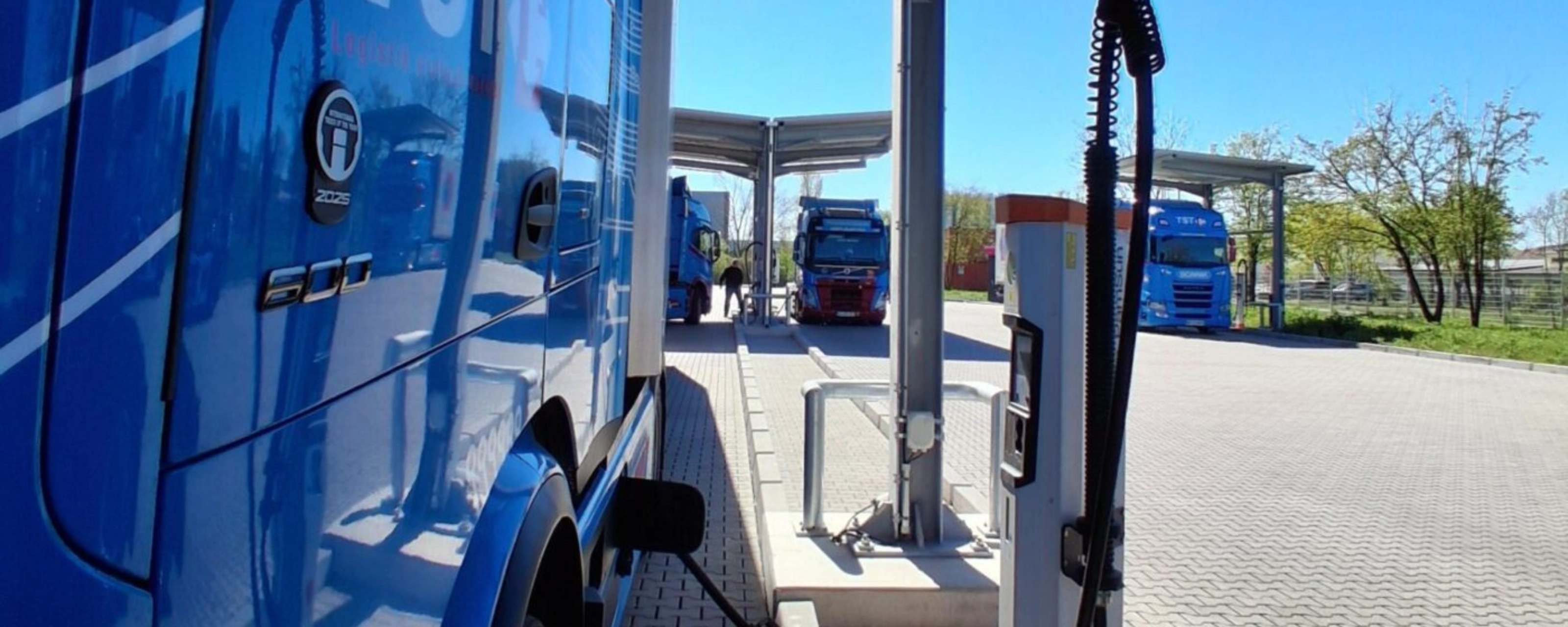 Elektro-Lkw lädt an einer Ladestation für Nutzfahrzeuge.