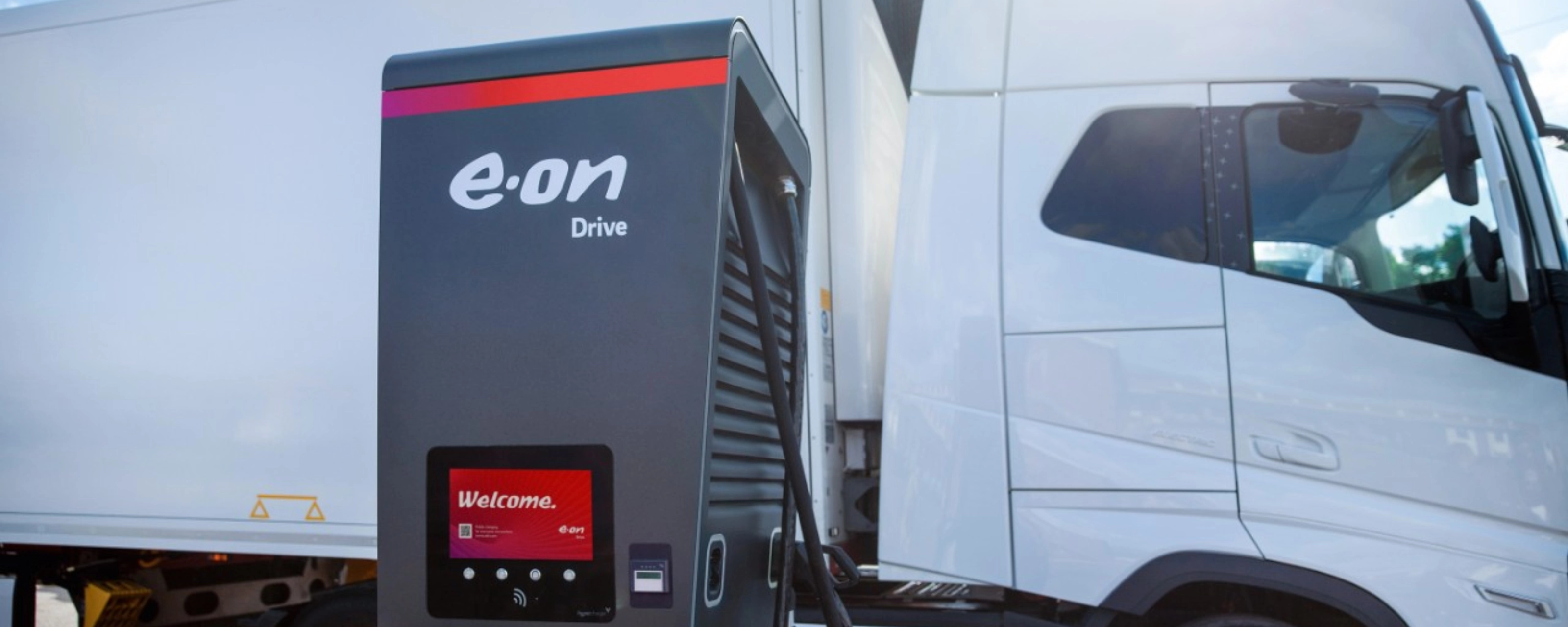 E.ON Drive Ladesäule lädt einen elektrischen Lkw.