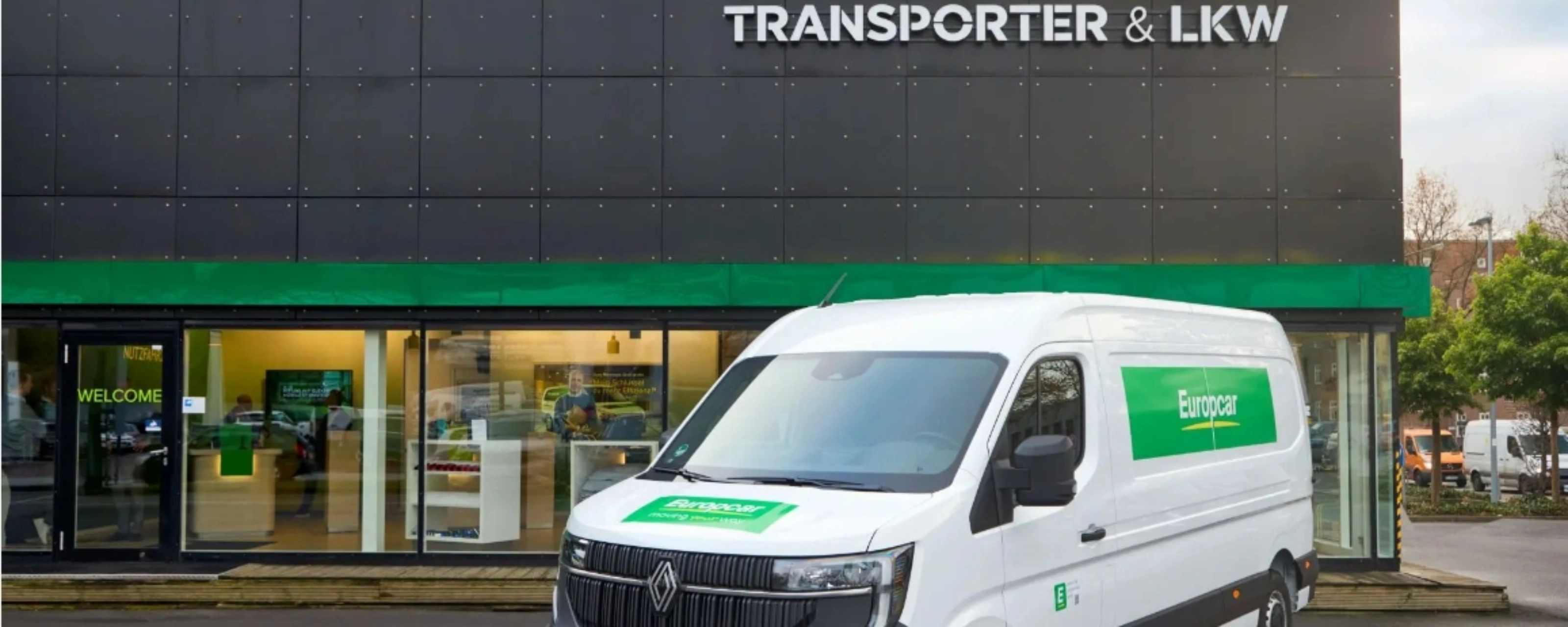 Elektro-Van von Europcar steht vor einem Europcar-Mietzentrum für Transporter und Lkw.